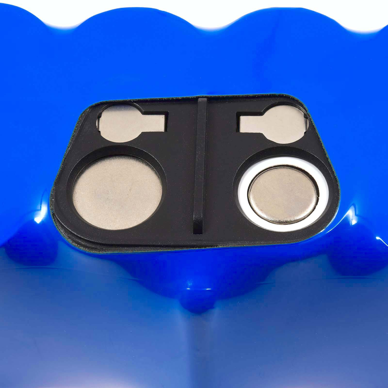 Superficie azul con panel negro y imanes plateados. Dos redondos y dos rectángulos.