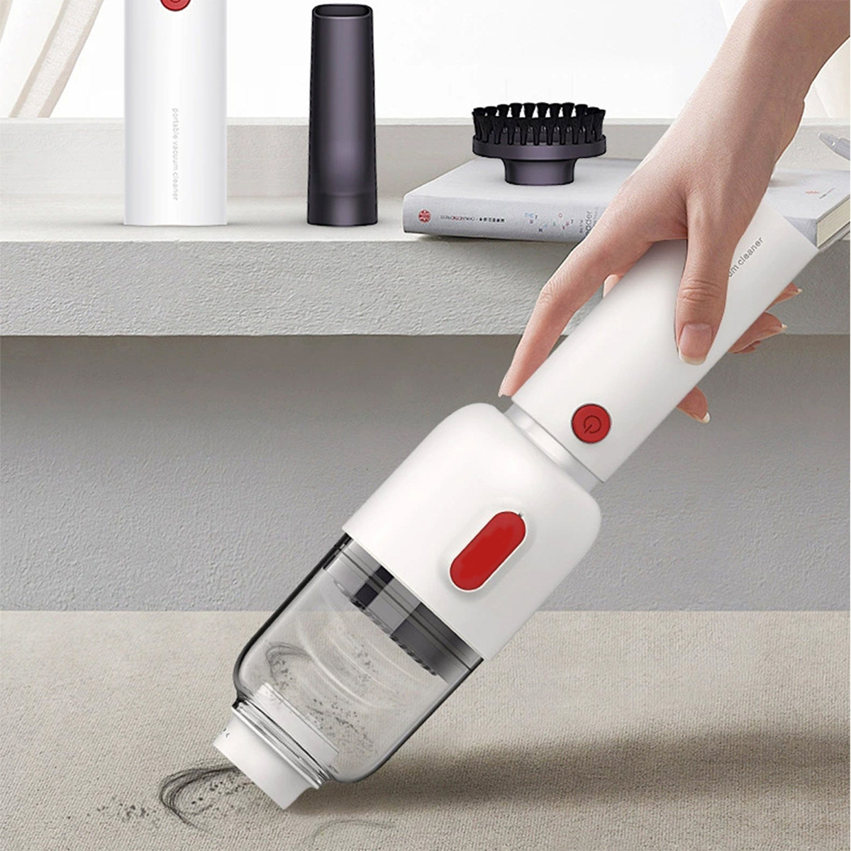 Osoba czyszcząca sofę za pomocą białego przenośnego odkurzacza.