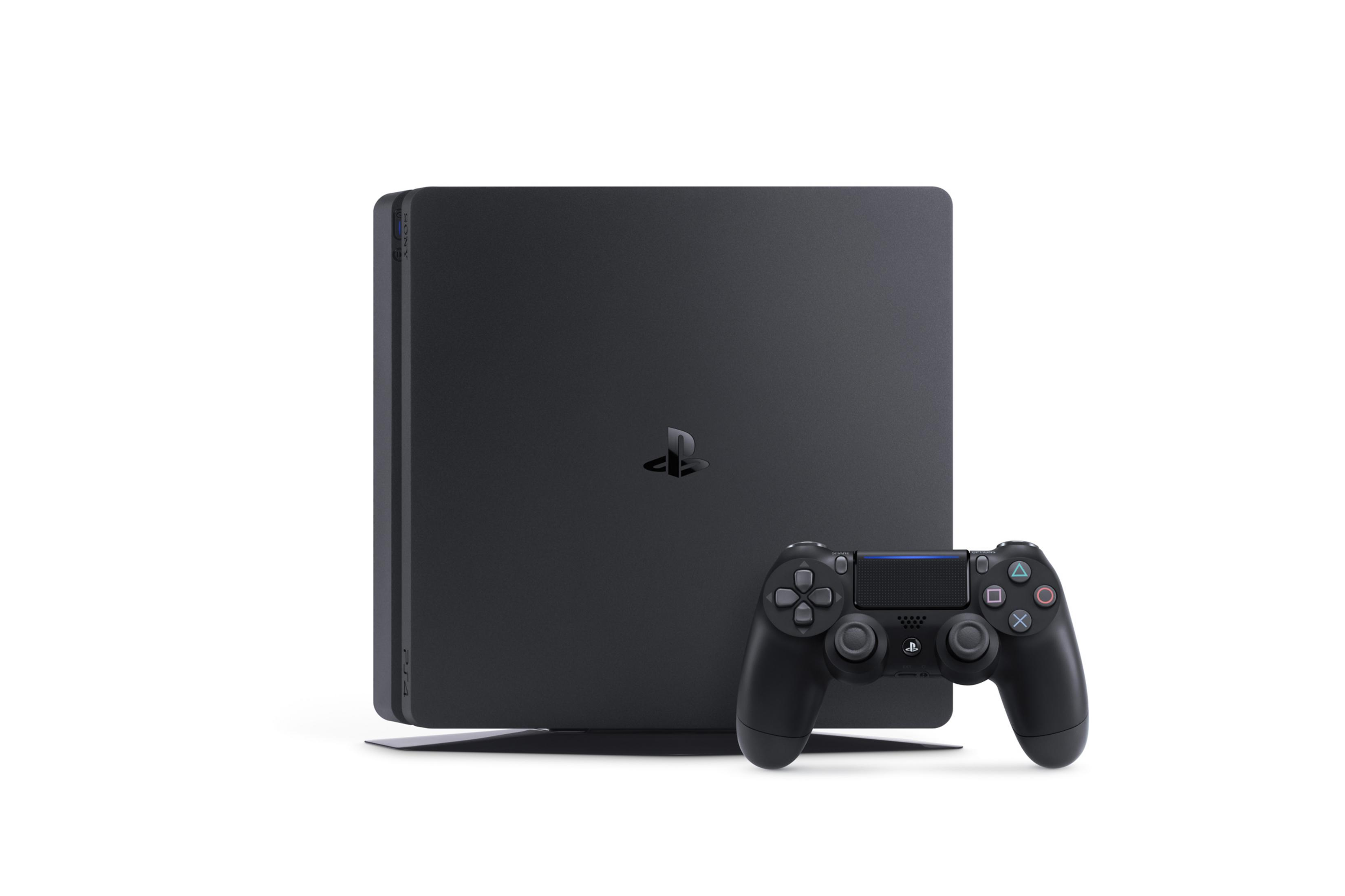 Een zwarte PlayStation 4 console en een zwarte DualShock 4 controller, op een wit oppervlak.