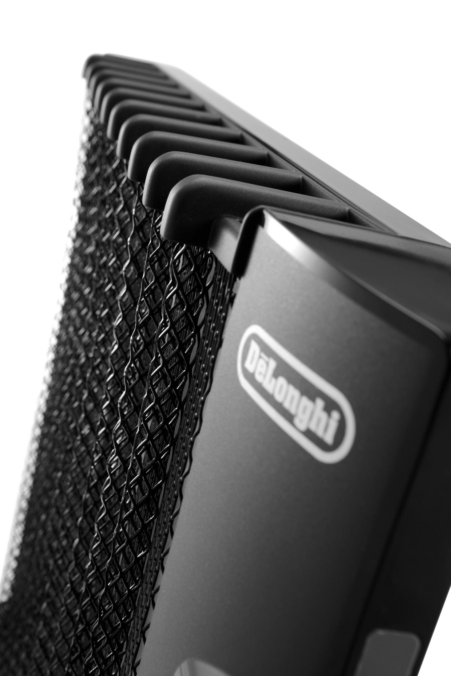 Zbliżenie czarnego grzejnika z siatkową kratką i logo Delonghi.