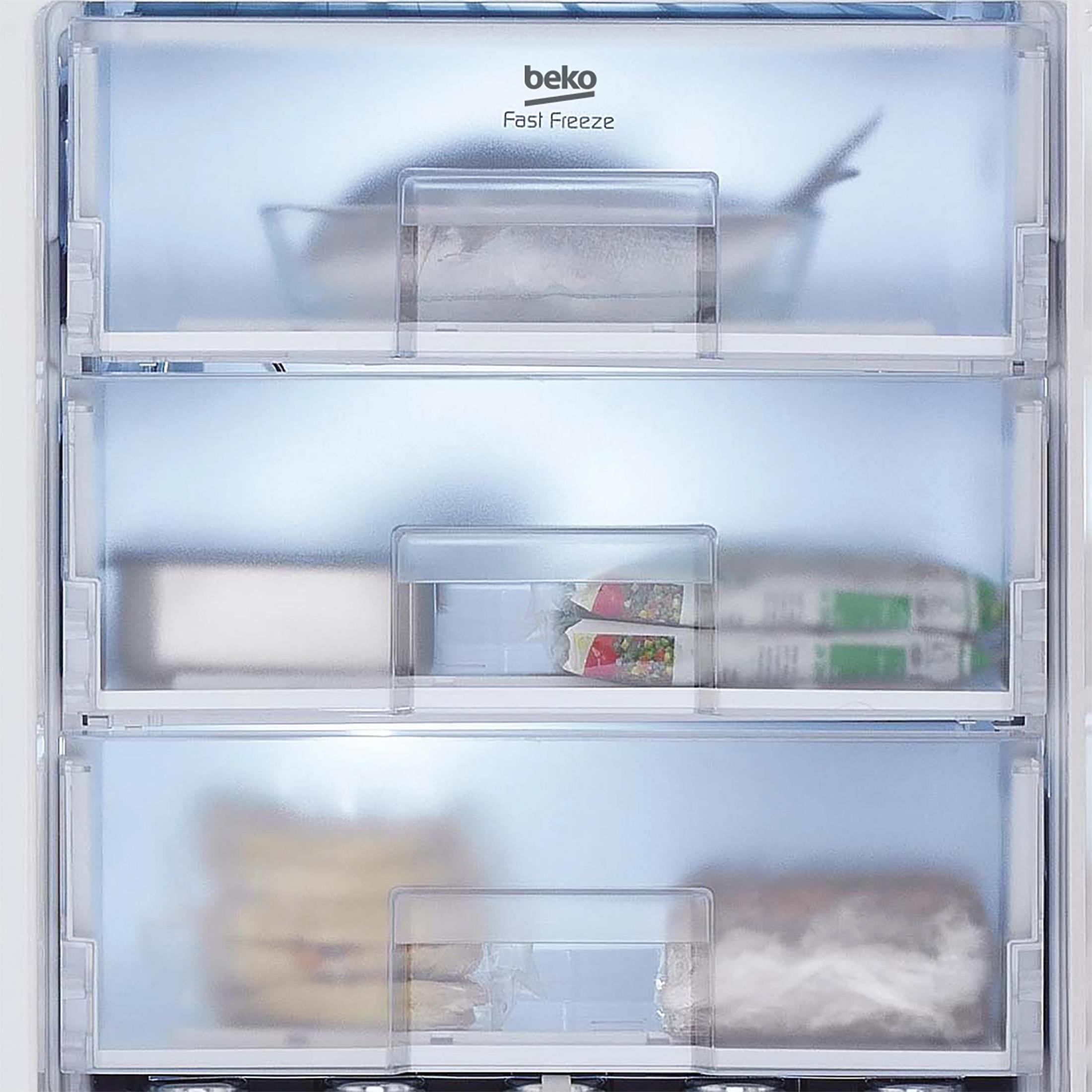 Cassetti del congelatore con cibo surgelato visibile. Il marchio Beko è visibile.