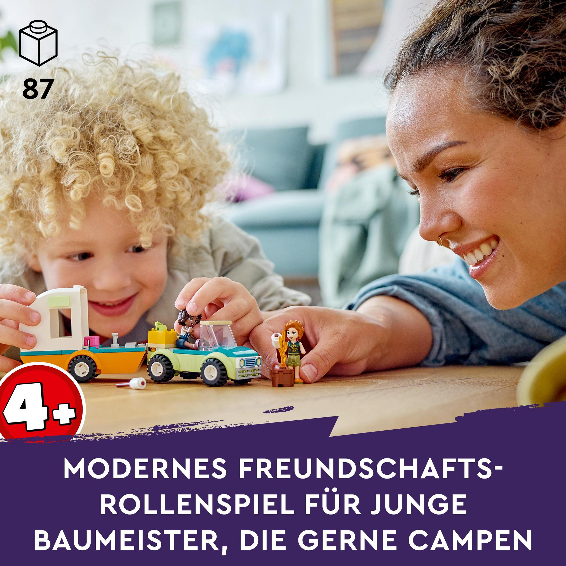 Twee kinderen spelen met speelgoedauto's, een vrouw lacht naar hen. LEGO-set staat centraal.