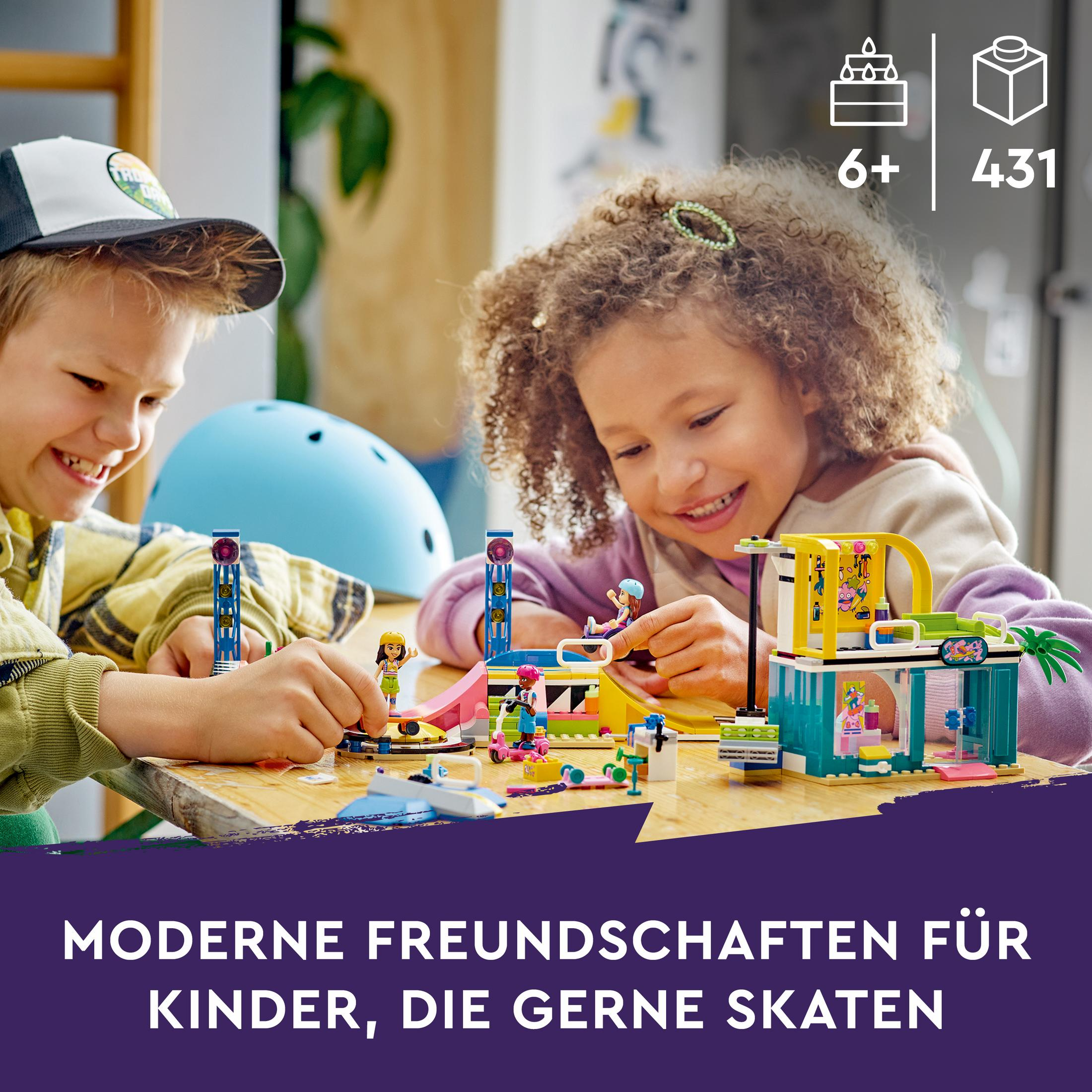 Twee kinderen spelen met LEGO. Bouwen skatepark met hellingen en accessoires, glimlachend.