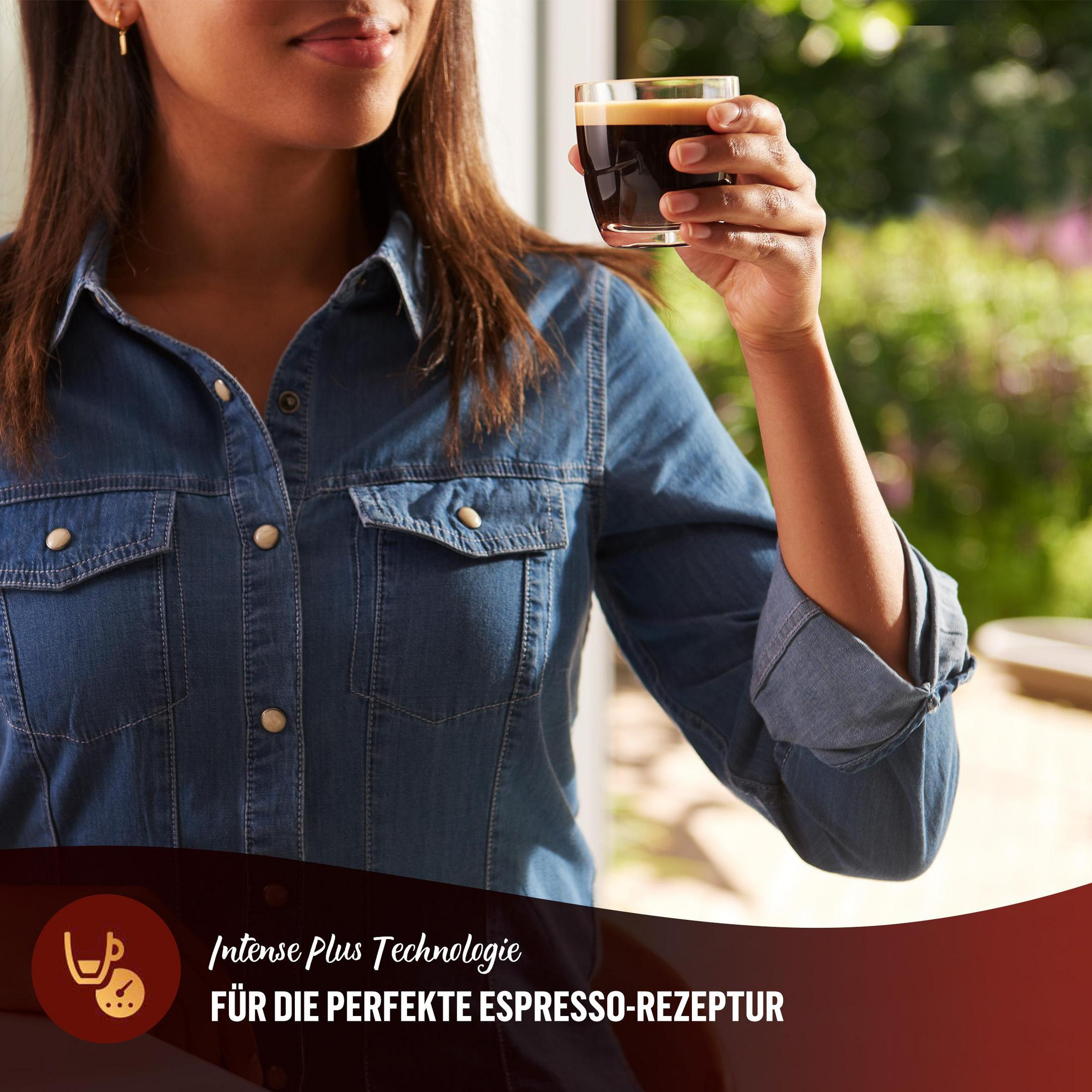 Osoba trzymająca szklankę ciemnej kawy. Tekst na obrazie promuje 'Intense Plus Technologie'.