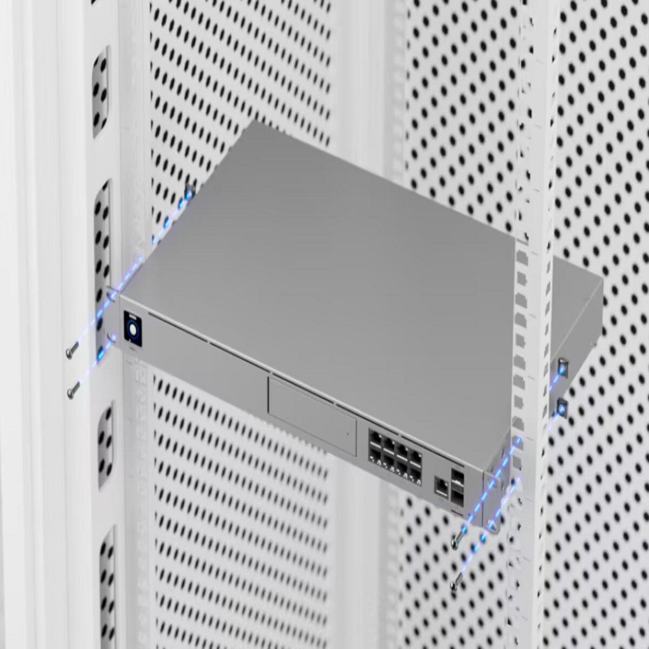 Srebrny serwer montowany w szafie rack, z niebieskimi światłami, w białej, perforowanej szafce.