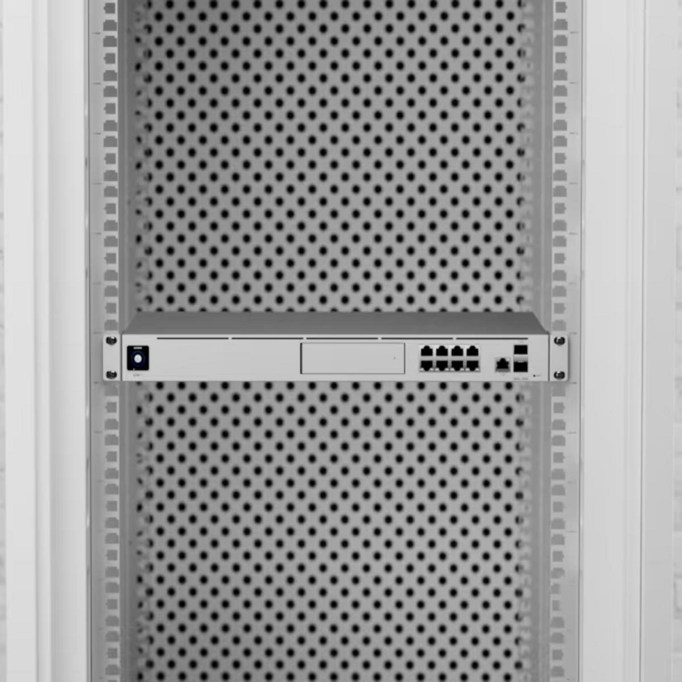 Szafa serwerowa z zamontowanym urządzeniem sieciowym, wyświetlającym różne porty i światła.