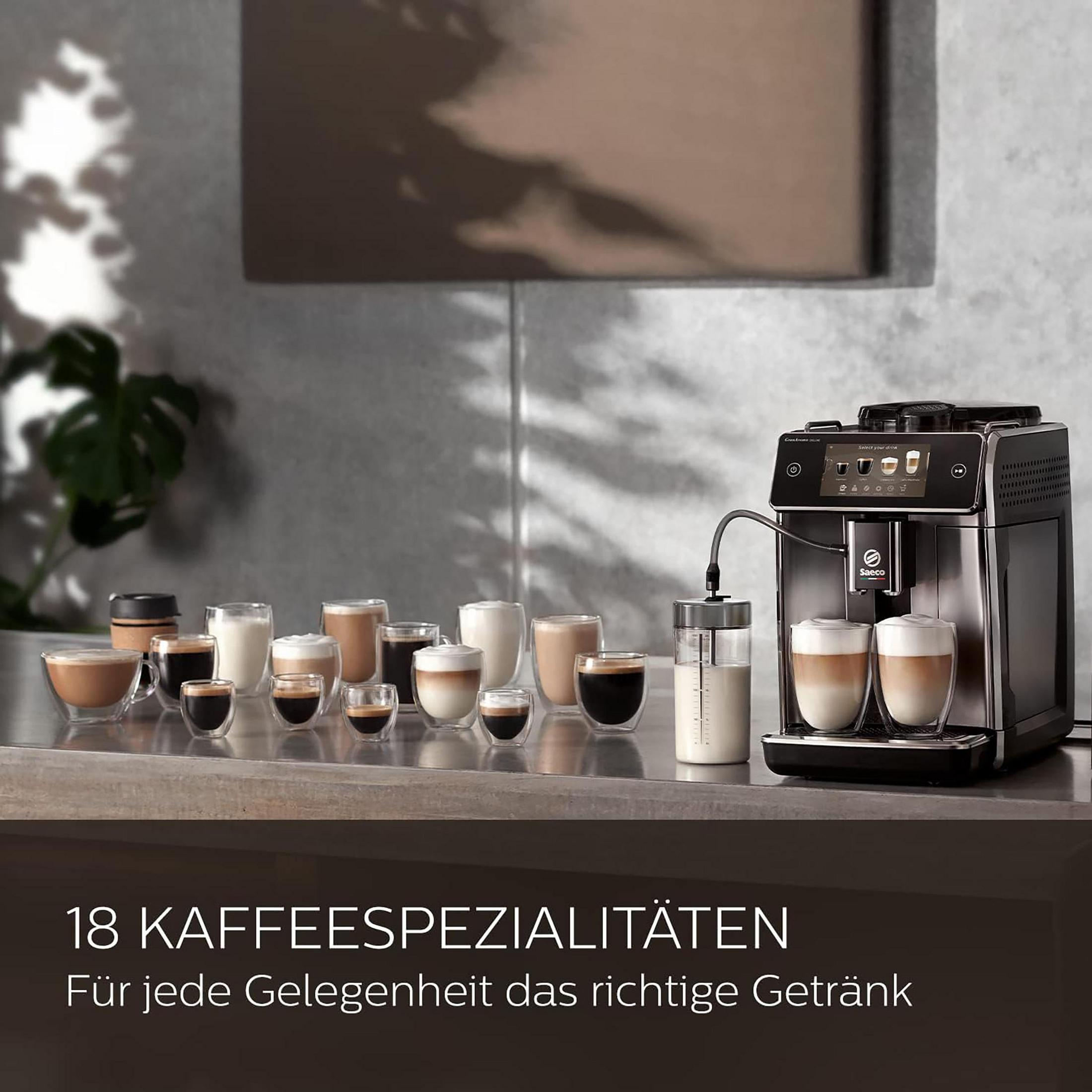 Kaffeemaschine mit verschiedenen Kaffeespezialitäten in Gläsern. Im Hintergrund ein braunes Rechteck. Der Text lautet "18 Kaffeespezialitäten".