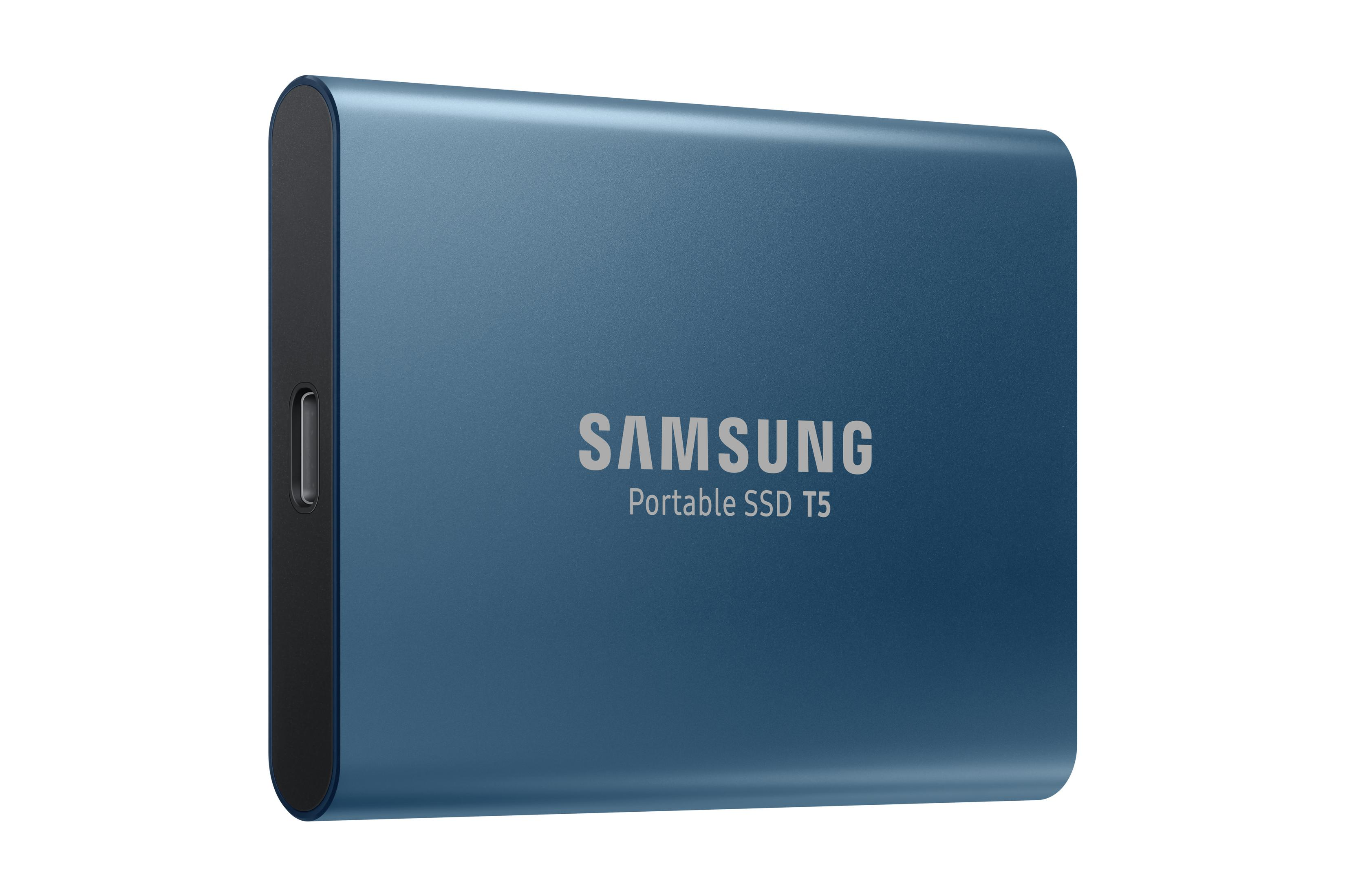 Un Samsung Portable SSD T5 blu con i loghi Samsung e Portable SSD T5.