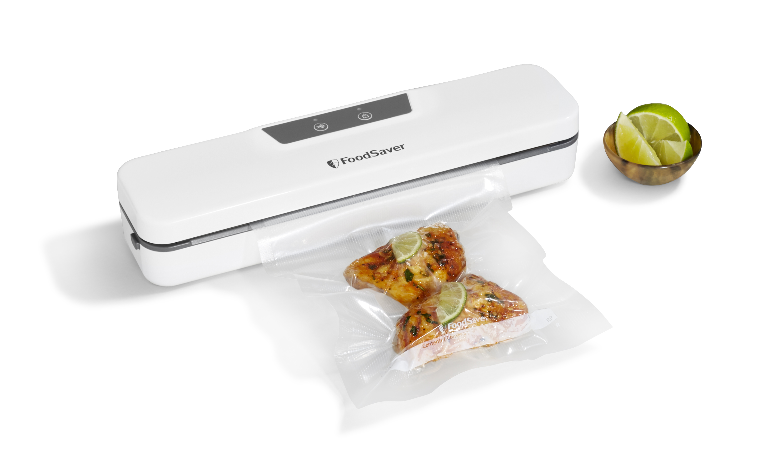 Biała zgrzewarka próżniowa FoodSaver z jedzeniem w worku i plasterkami limonki, białe tło.