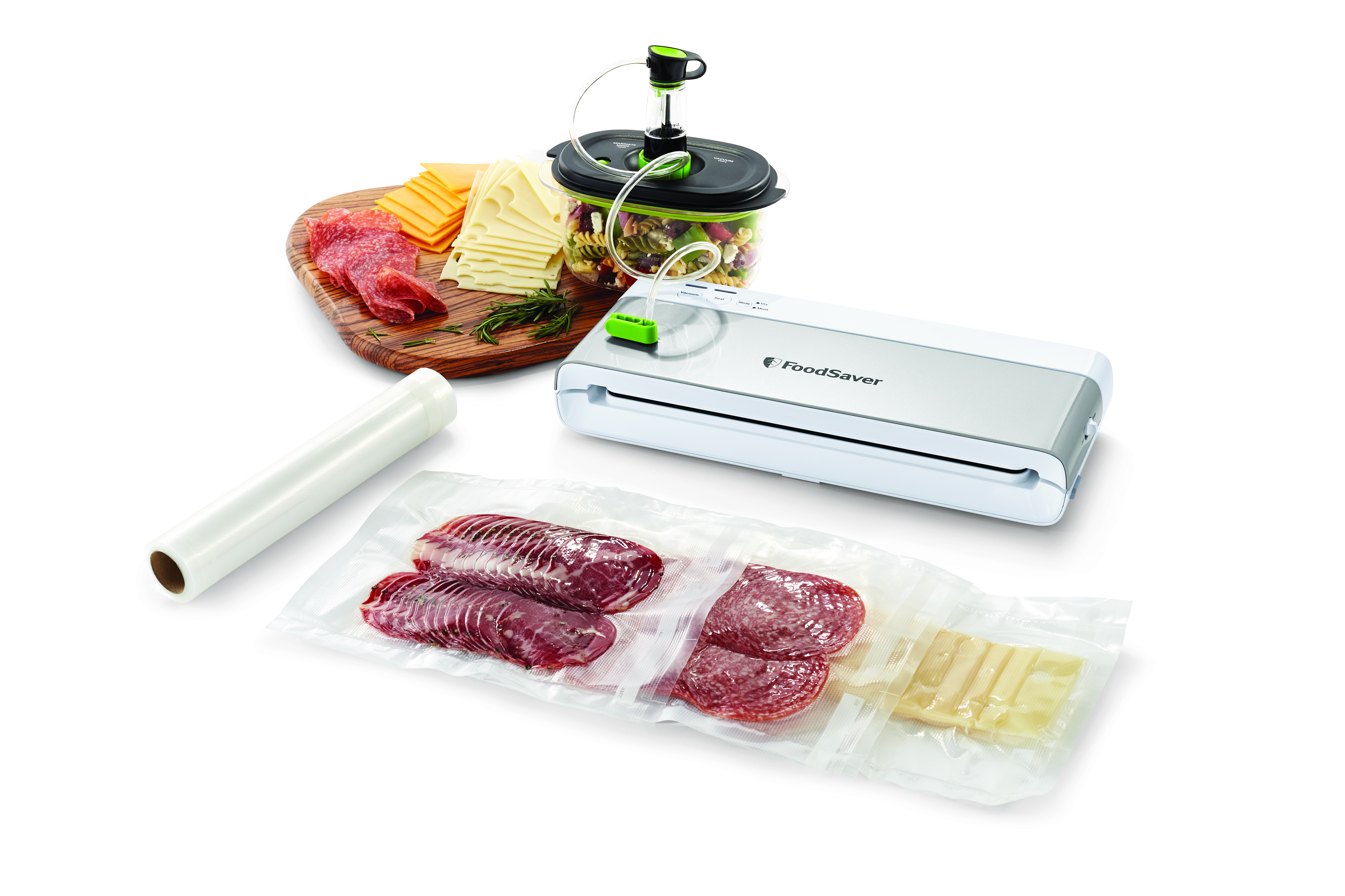 Zgrzewarka próżniowa FoodSaver z produktami spożywczymi i akcesoriami na białym tle.