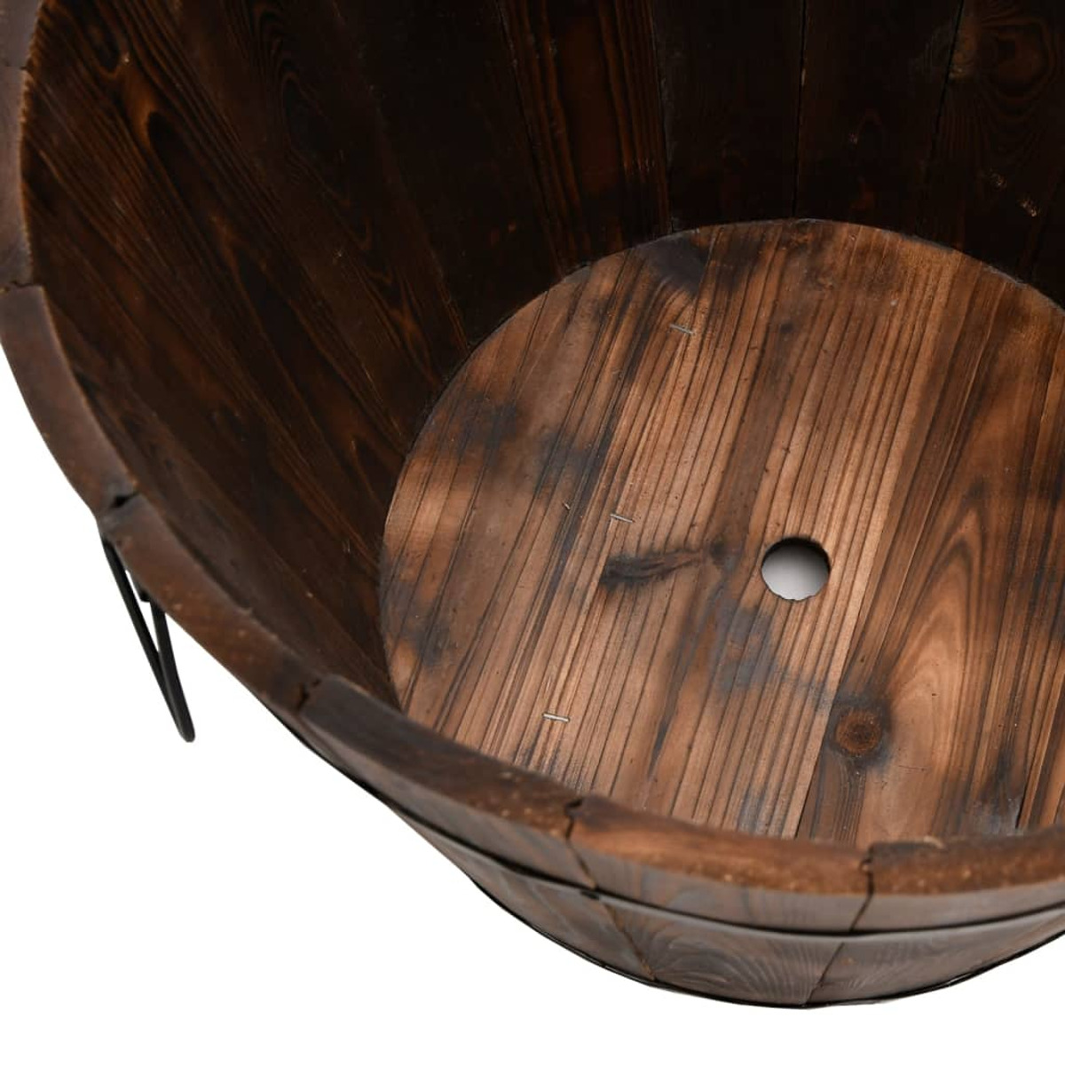 Ein Holzfass mit einem Loch im Boden und einem Metallrand.