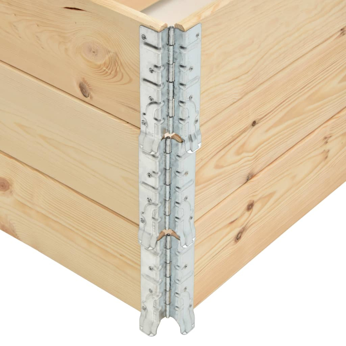 Eckverbindung eines Holzpflanzgefäßes mit Metallwinkeln, die an den Brettern befestigt sind. Das Holz ist hellbraun.