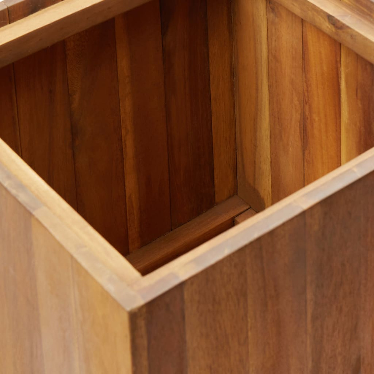 Nahaufnahme des Inneren eines Holzpflanzgefäßes, das die Holzmaserung zeigt.