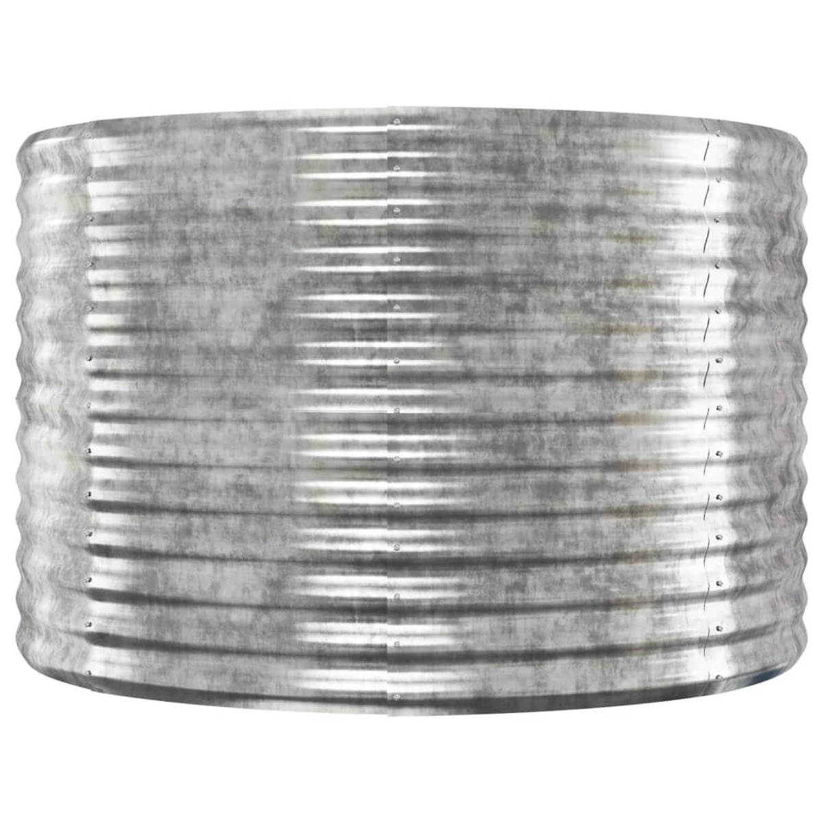 Ein zylindrischer Metallwassertank mit horizontalen Rippen, vor weißem Hintergrund.