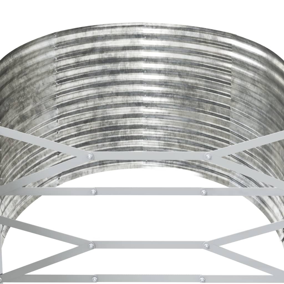 Ein gebogener, gewellter Metallfensterschacht mit weißem Stützrahmen.