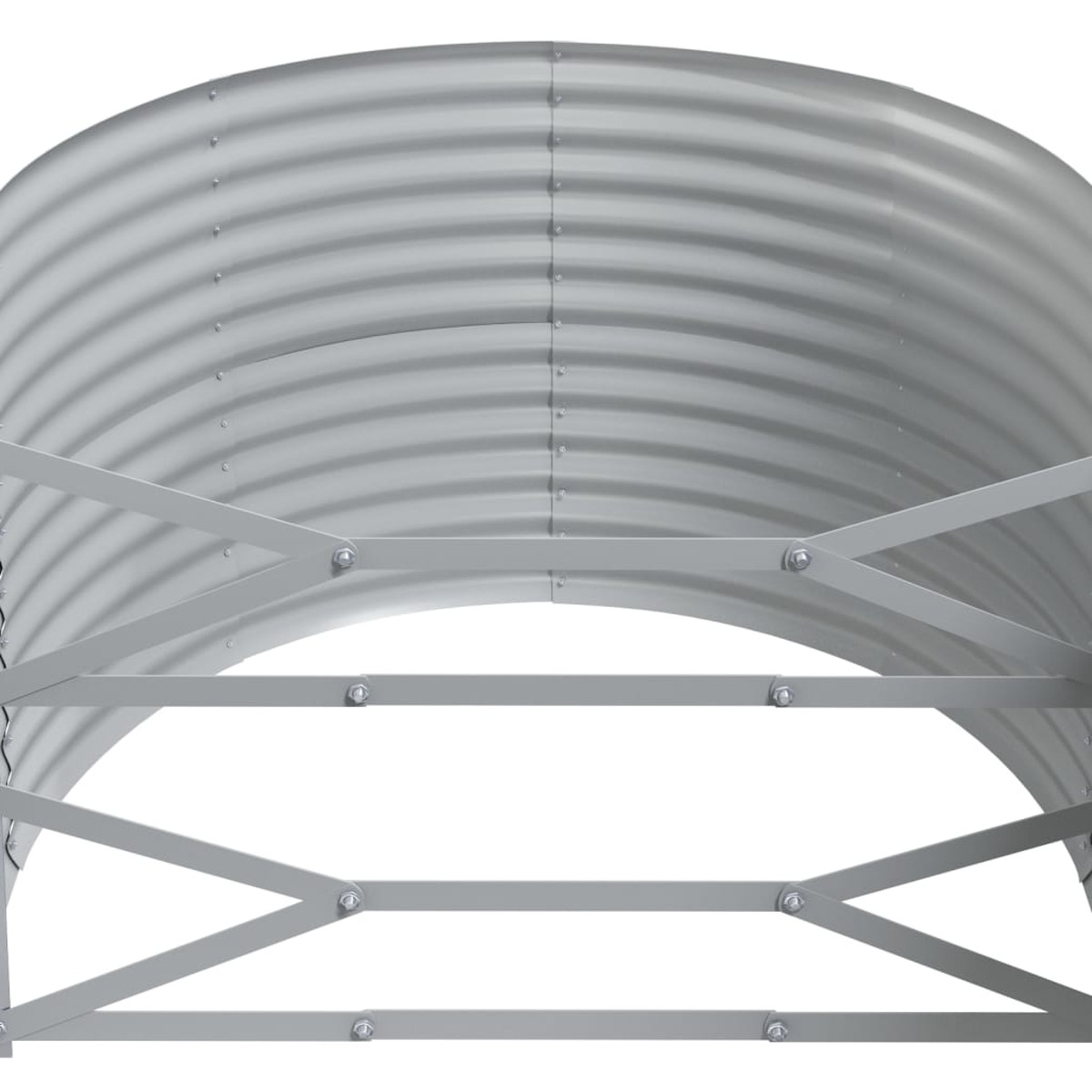 Ein gebogener, grauer Metallfensterschacht mit Metallstützen. Das Design deutet auf einen Kellerfenstereinbau hin.