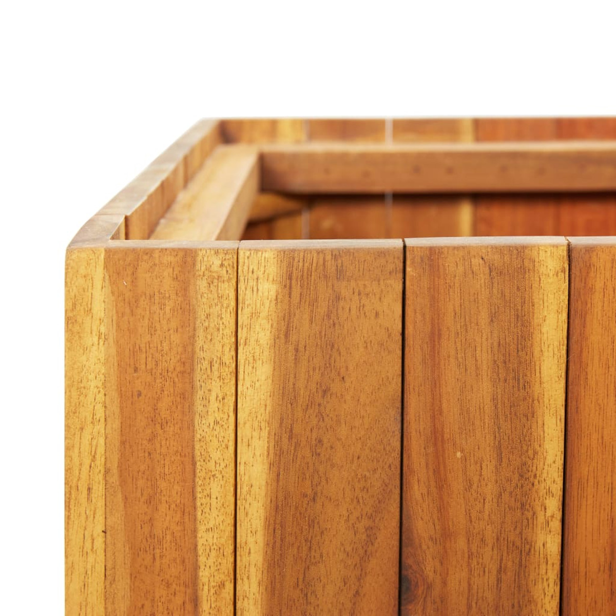 Nahaufnahme einer Ecke eines Holzpflanzkastens, zeigt die Holzmaserung und warme, braune Farbe.