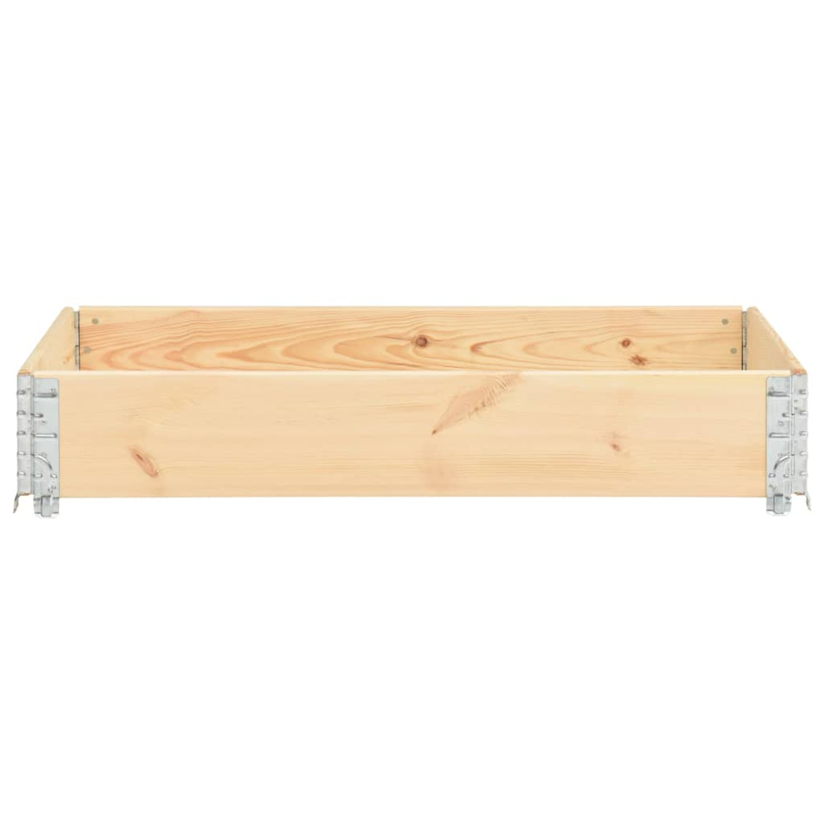 Hellbraune Holzkiste, von der Seite betrachtet. Sie hat Metallwinkel.