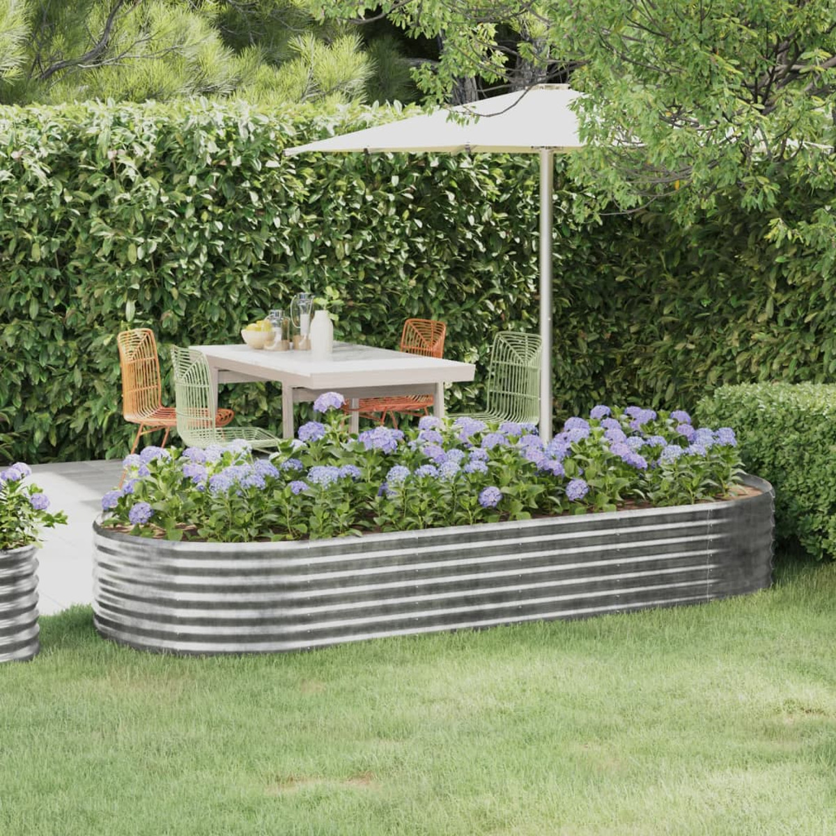 Gartenszene mit Metallpflanzer, blauen Blumen, Tisch, Stühlen und Sonnenschirm. Grüner Hintergrund.