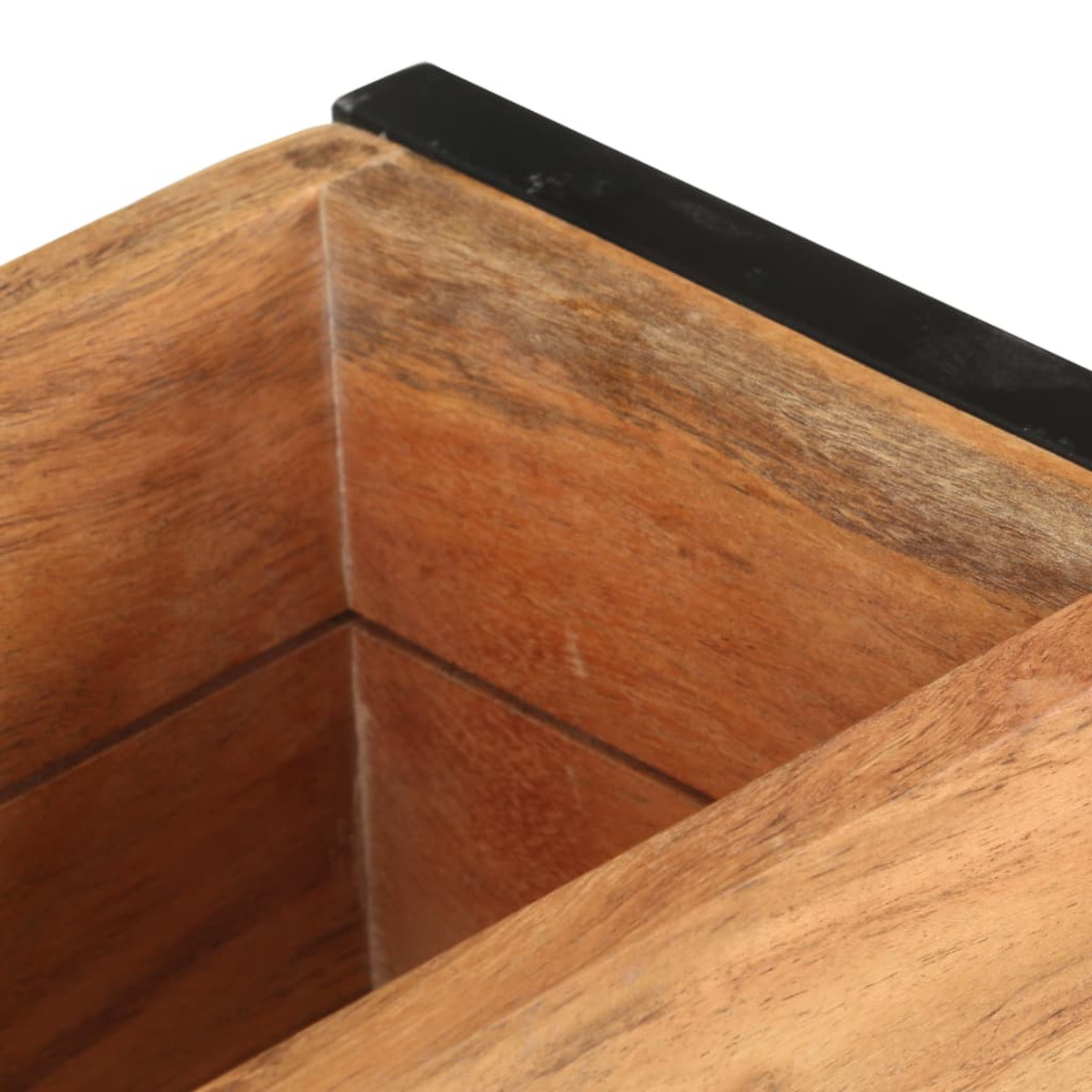 Nahaufnahme einer Holzkiste mit schwarzem Rand.
