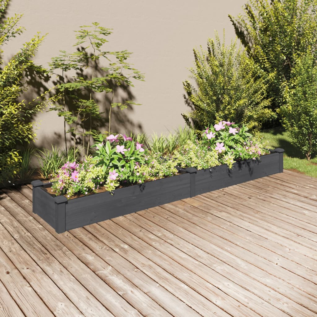 Zwei dunkelgraue Holzpflanzkästen mit Blumen auf Holzterrasse, mit neutraler Wand und Pflanzen.