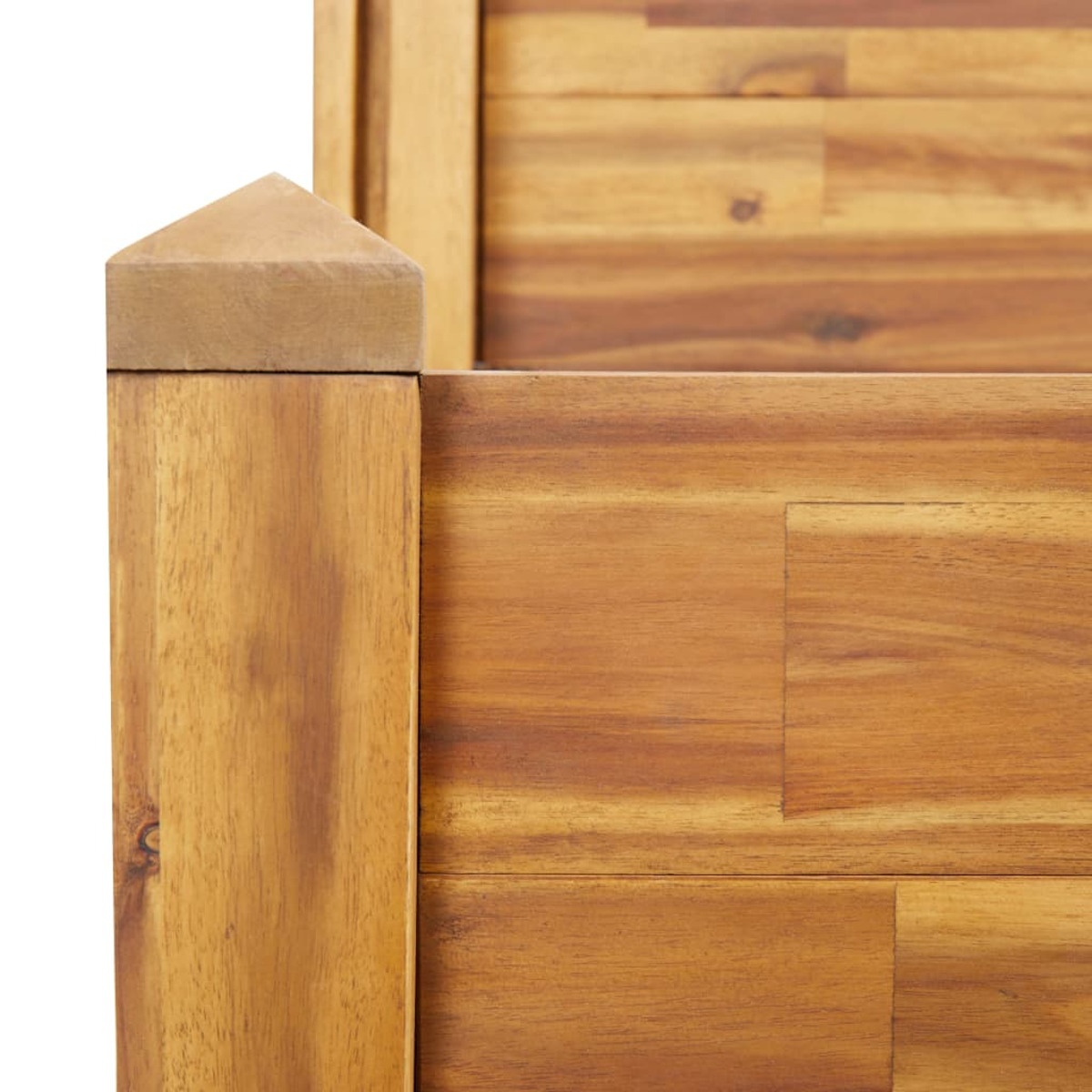 Nahaufnahme einer Ecke eines Holzbetts, mit einem Eckpfosten.
