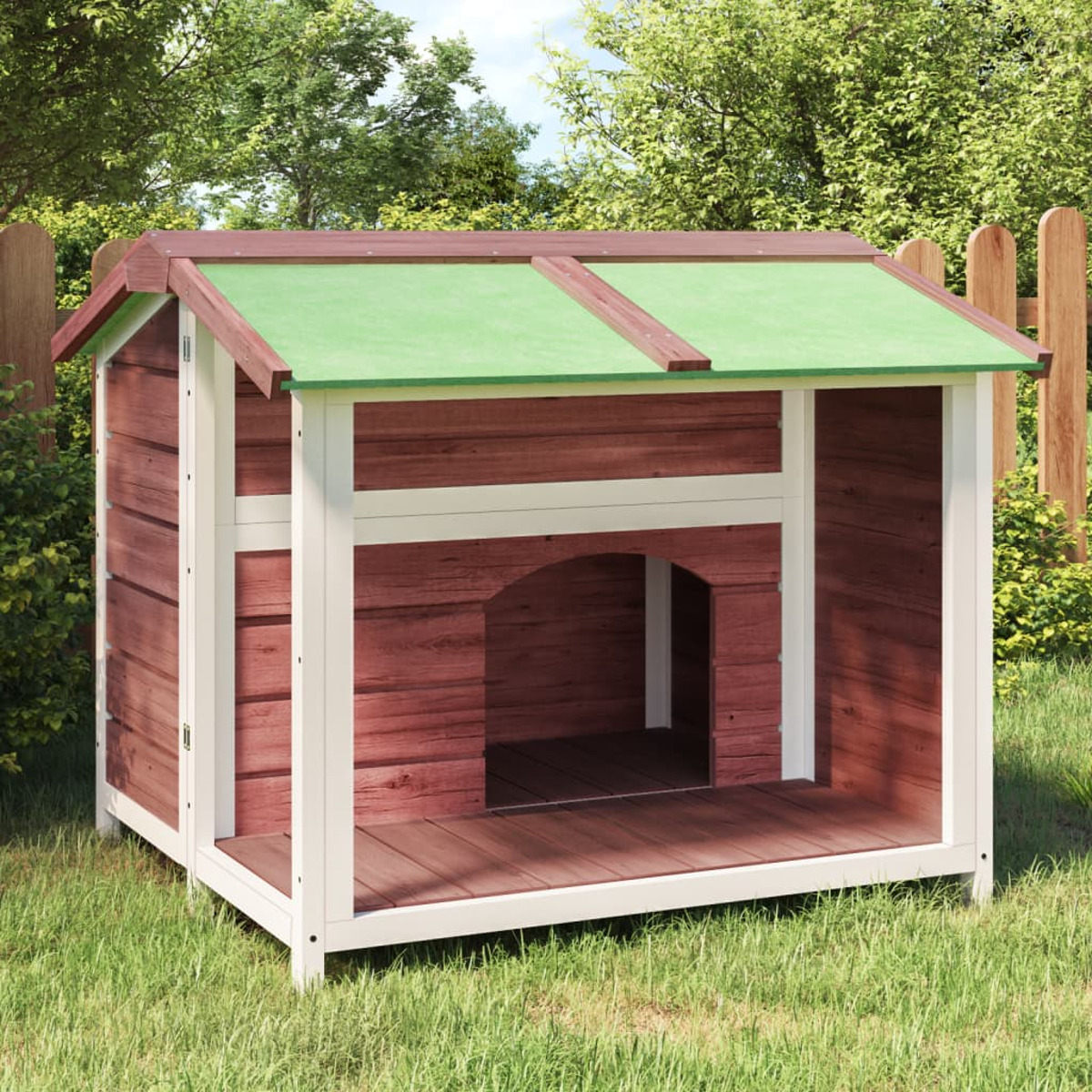 Ein hölzernes Hundehütte mit grünem Dach, roten Wänden und weißem Zierrat, auf grünem Gras.