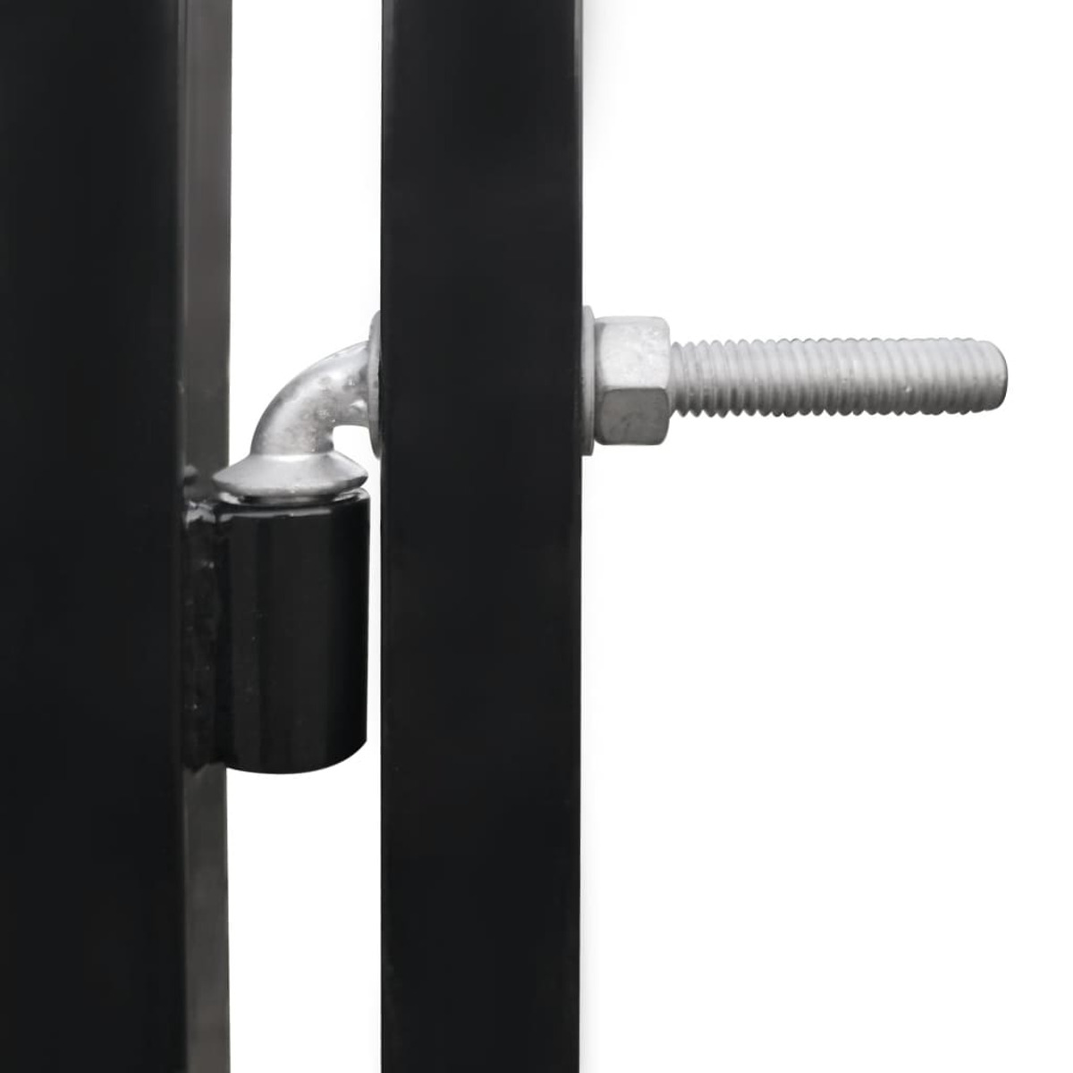 Schwarzes Metall-Torband an schwarzen Torpfosten befestigt.