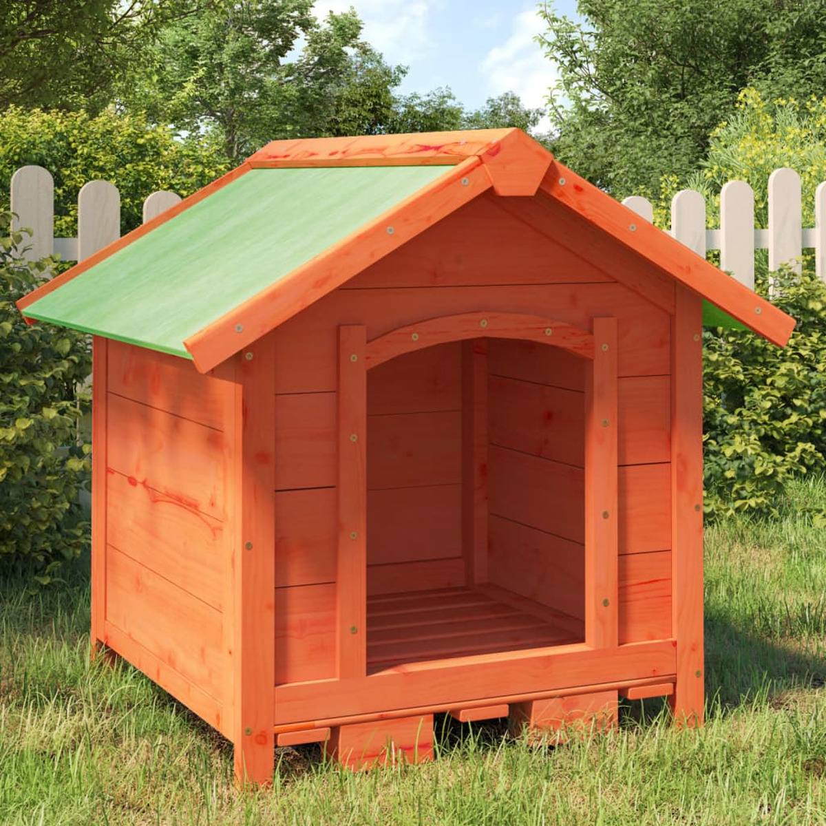 Hundehütte aus Holz. Sie hat eine orange Farbe und ein grünes Dach. Sie steht auf Gras neben einem weißen Zaun.