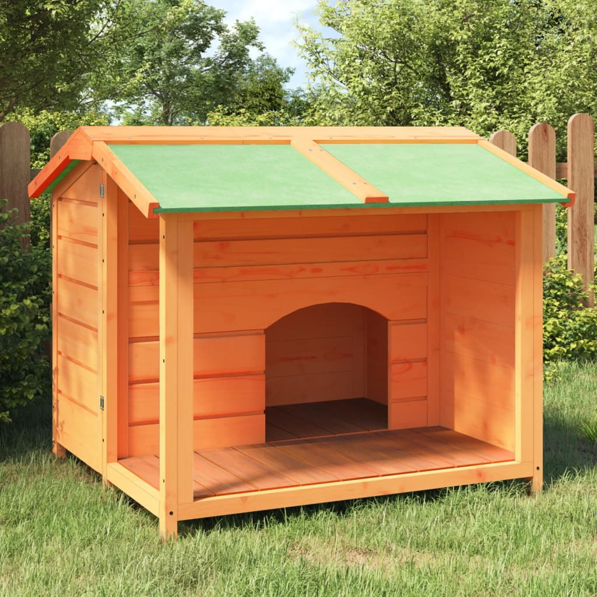 Hundehaus aus Holz mit grünem Dach. Es befindet sich in einem Garten mit Gras und Zaun.