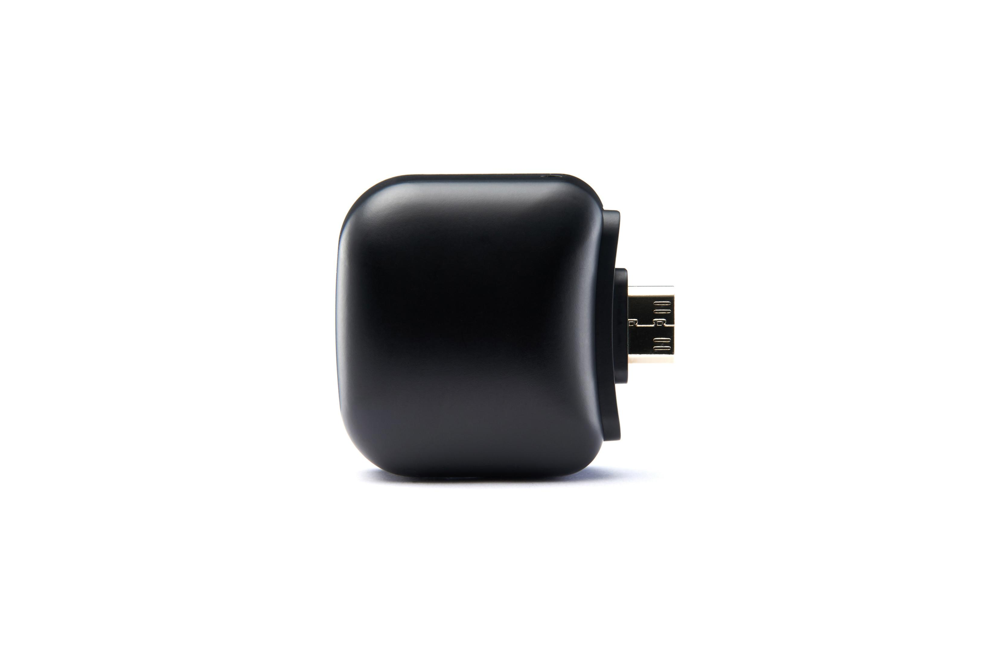 Un adattatore USB-C nero, angolato per mostrare il connettore dorato.