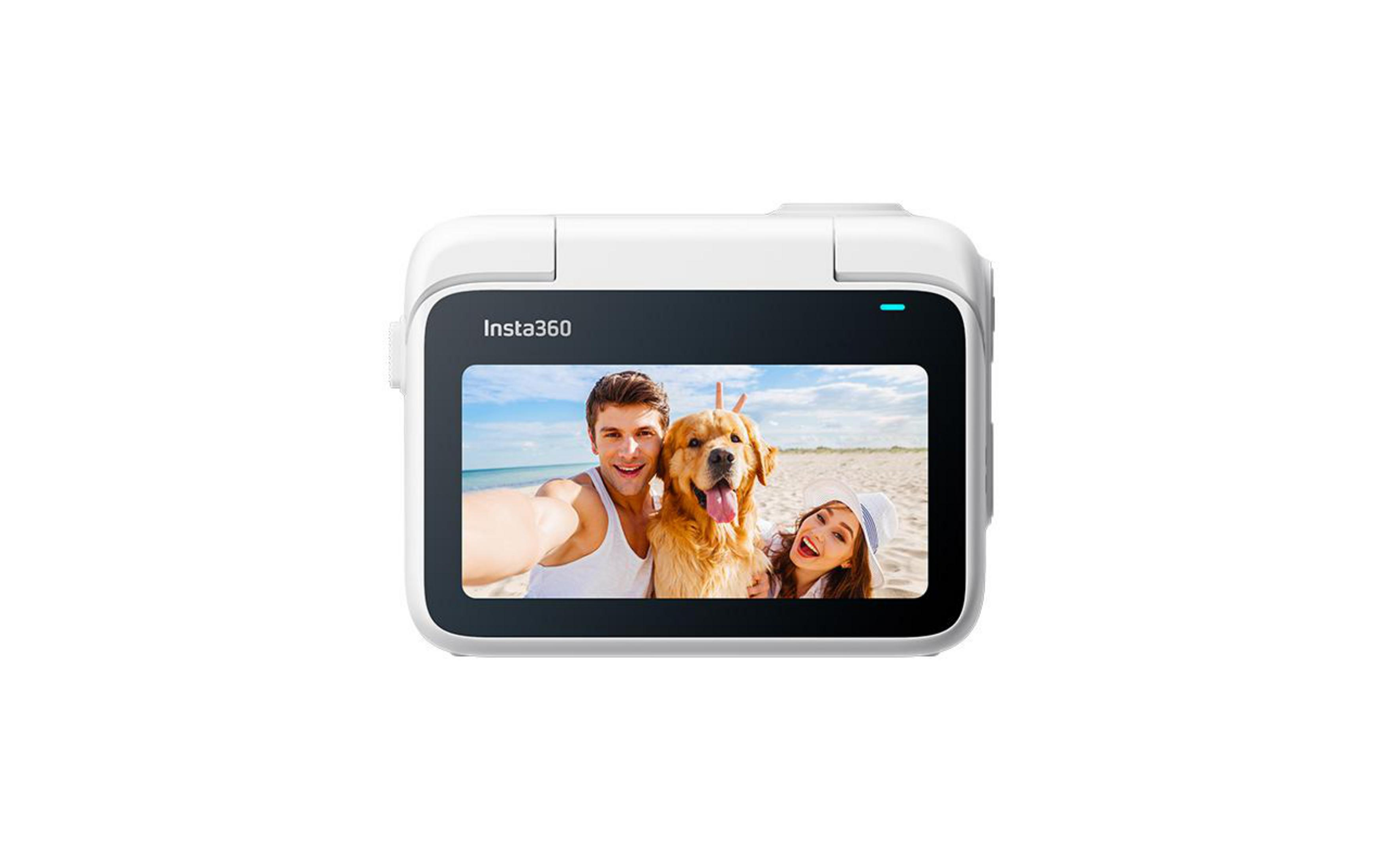 White action camera displaying a selfie of a couple with a dog on a beach.