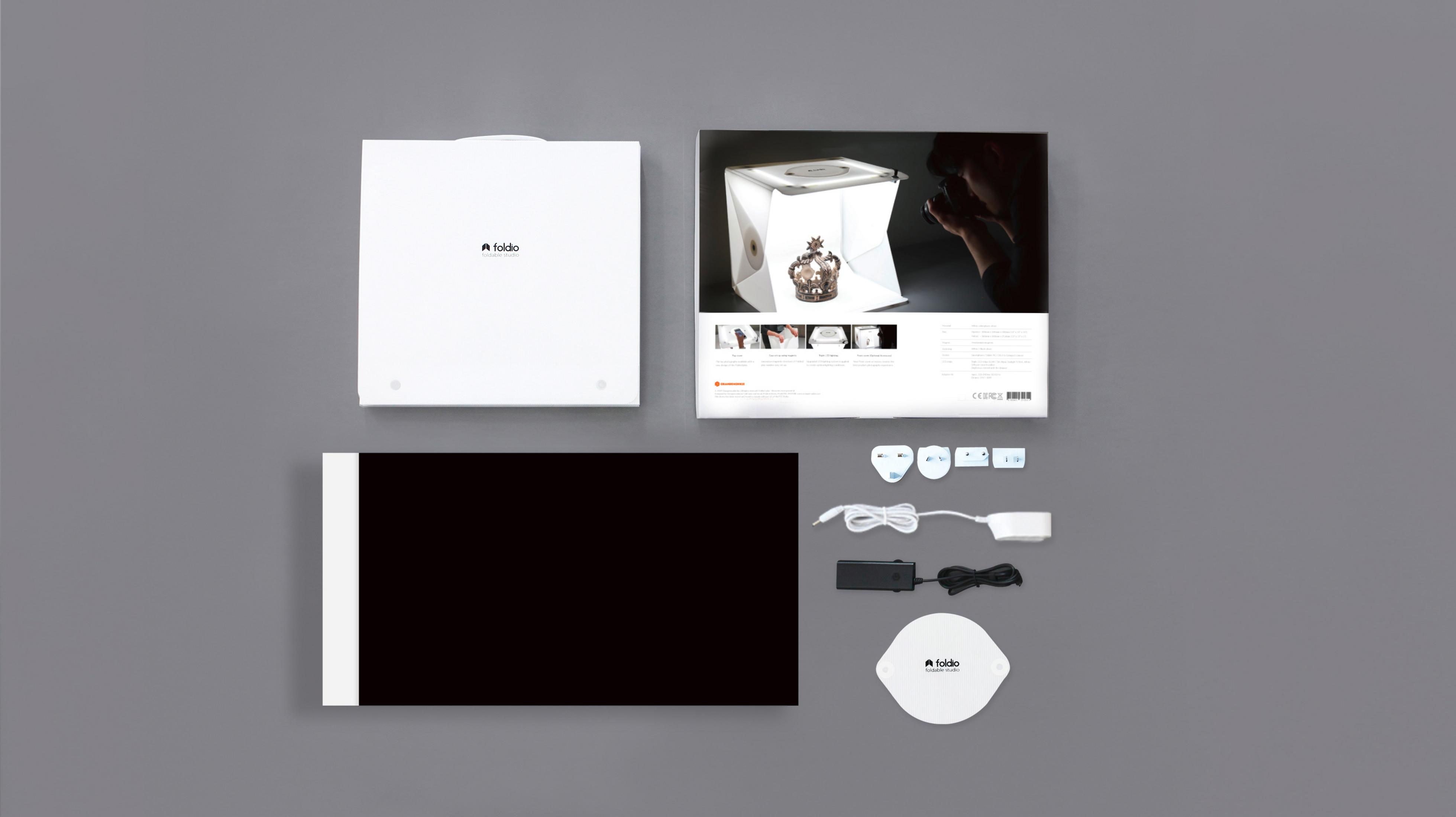 Ein Set weißer Accessoires und eine schwarze Box mit einem Kronenbild.