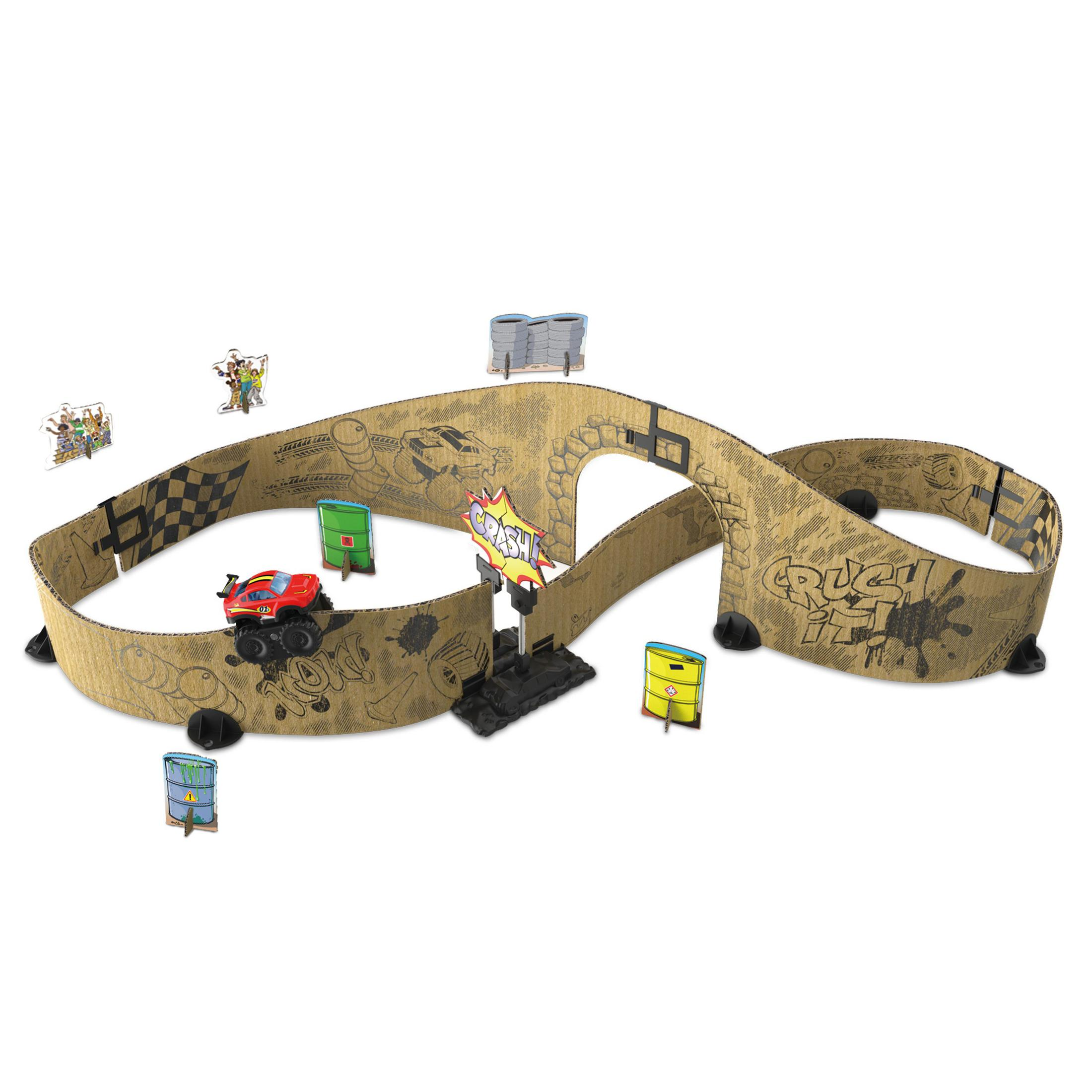 Spielzeug-Rennstrecke mit einem Monstertruck. Andere Spielzeug-Requisiten befinden sich auf der Strecke.