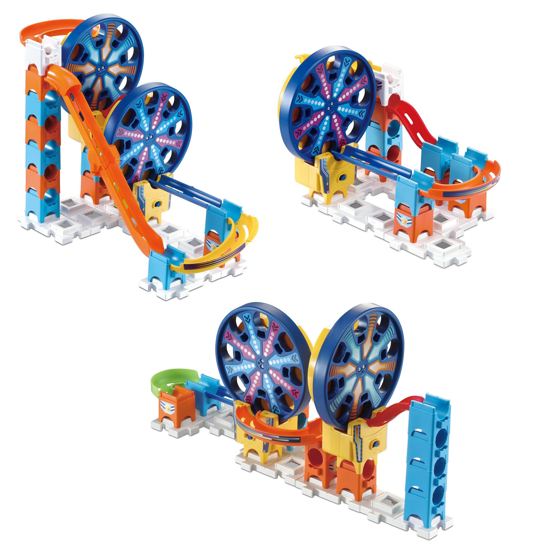 Mehrere Spielzeugstrukturen mit Rampen und sich drehenden Rädern, aus bunten Blöcken.