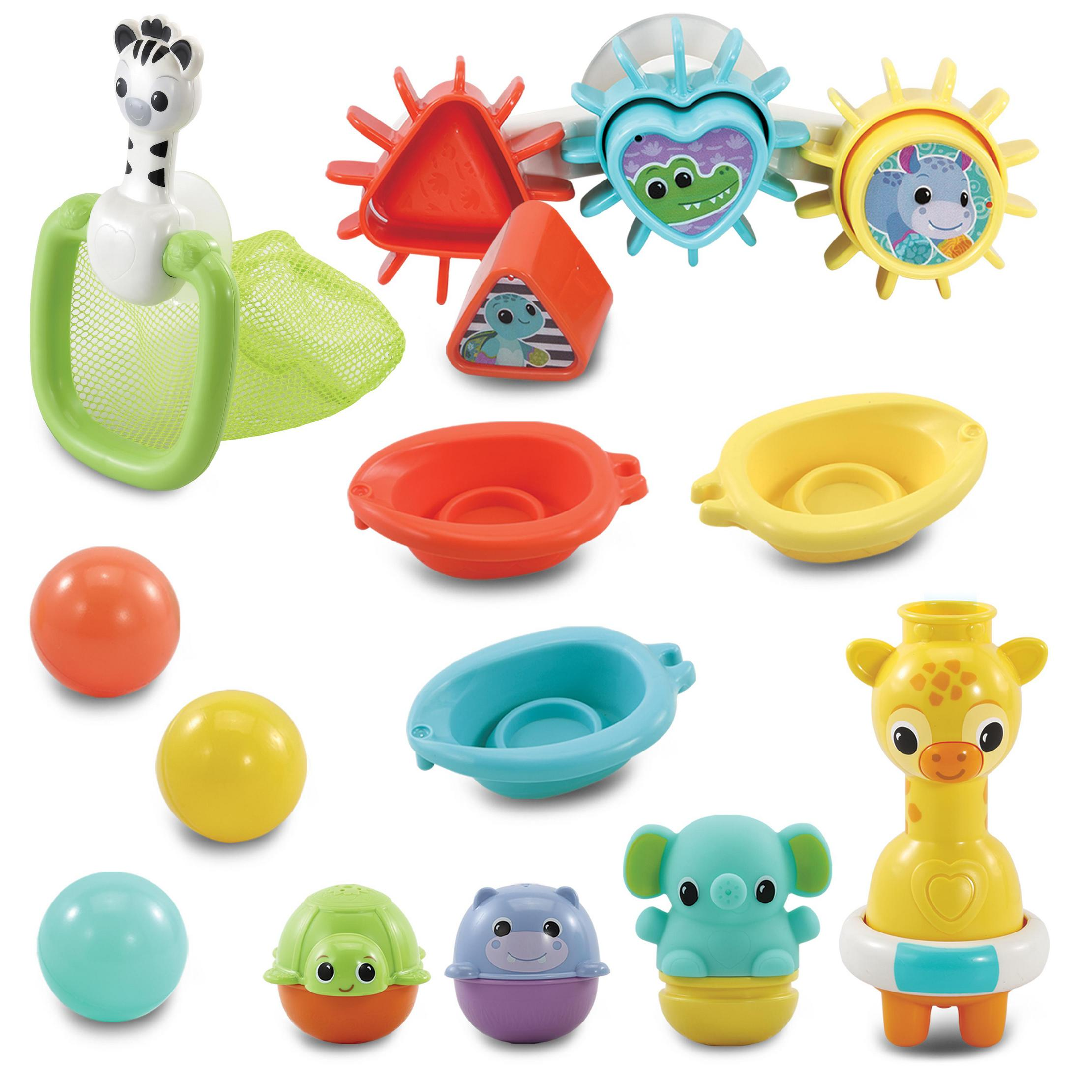 Bunte Badespielzeuge, darunter Bälle und Tierfiguren, auf weißer Oberfläche.