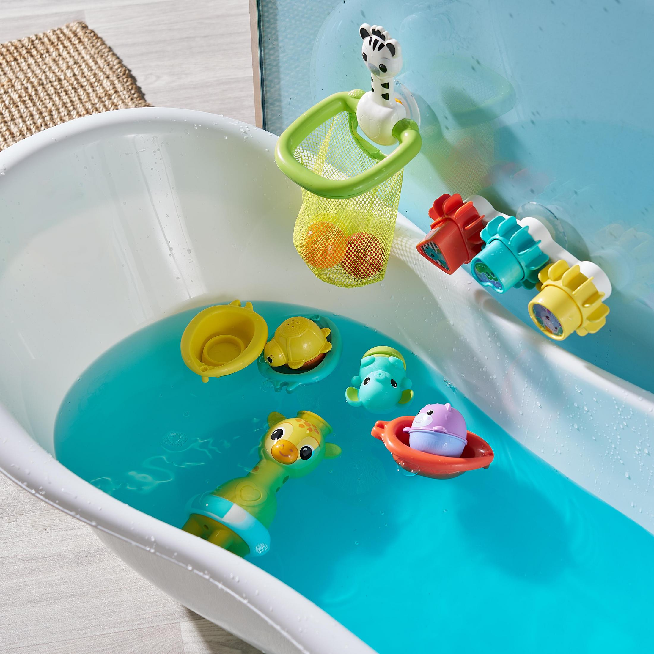 Ein Baby-Badewannenspielzeug wird in einer Badewanne mit blauem Wasser gezeigt. Einige Spielzeuge sind im Wasser.