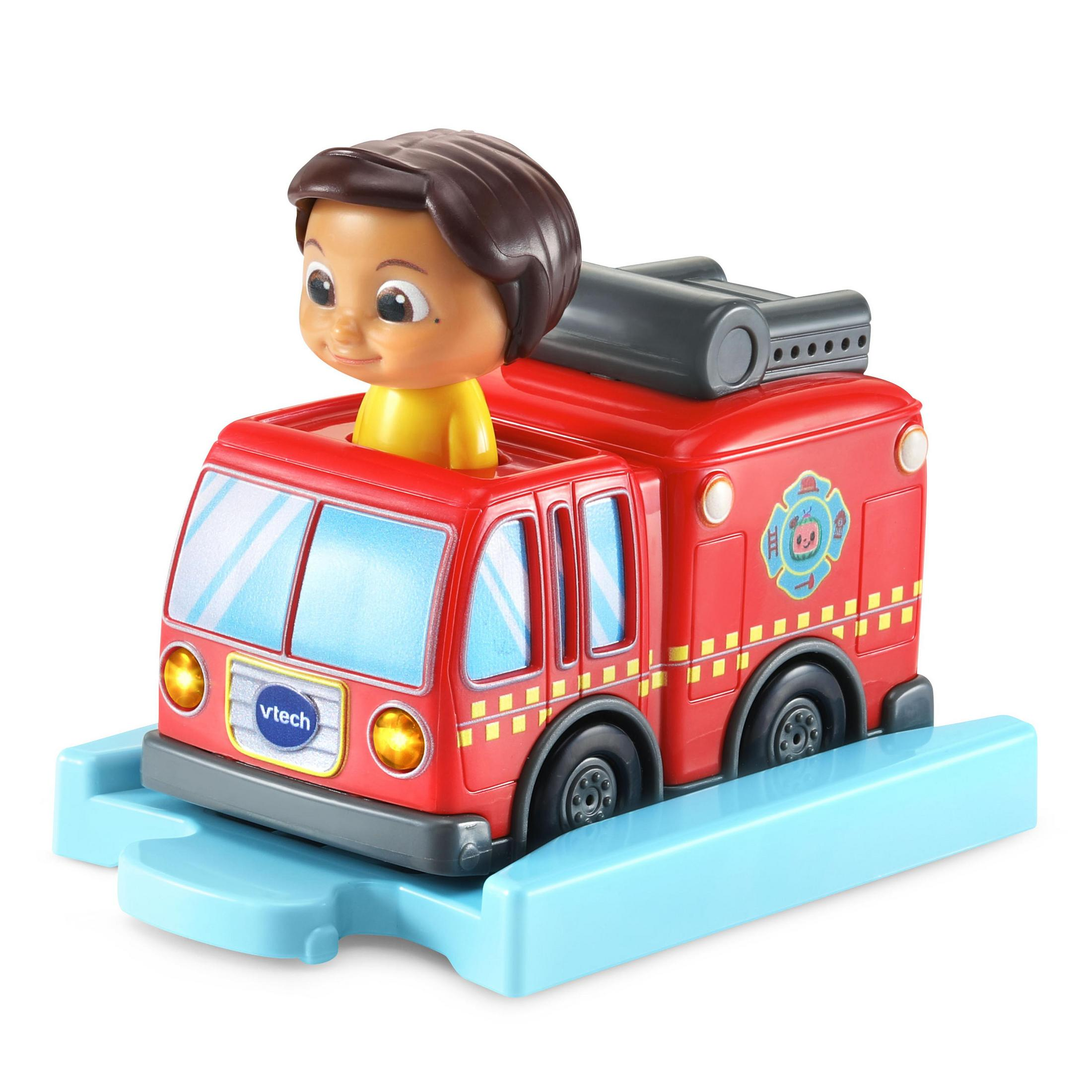 Ein rotes Spielzeug-Feuerwehrauto mit einer Person darin wird gezeigt. Der Truck steht auf einer blauen Plattform.