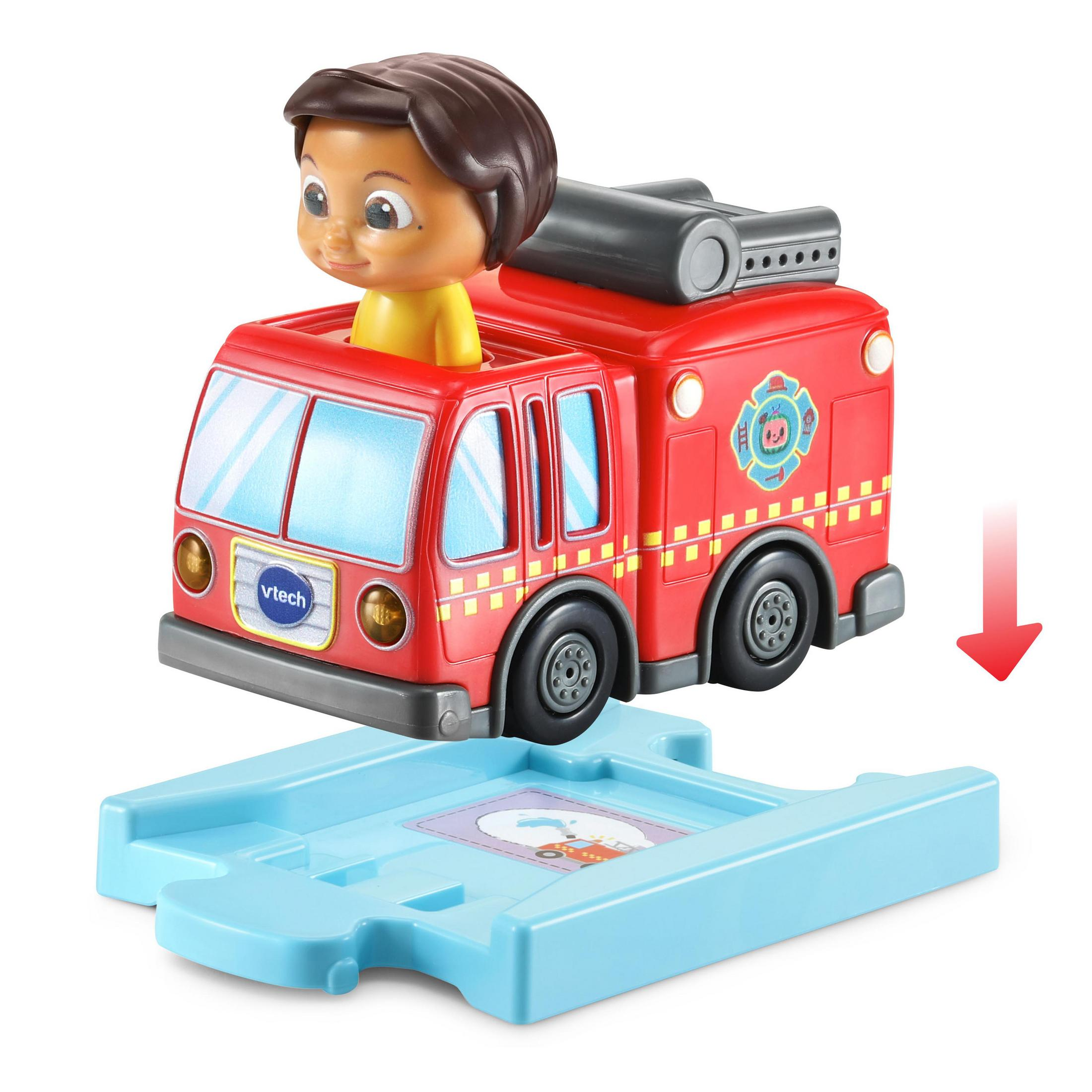 Roter Spielzeug-Feuerwehrwagen mit Puppenfahrer, auf blauer Strecke. Weißer Hintergrund mit Pfeil nach unten.