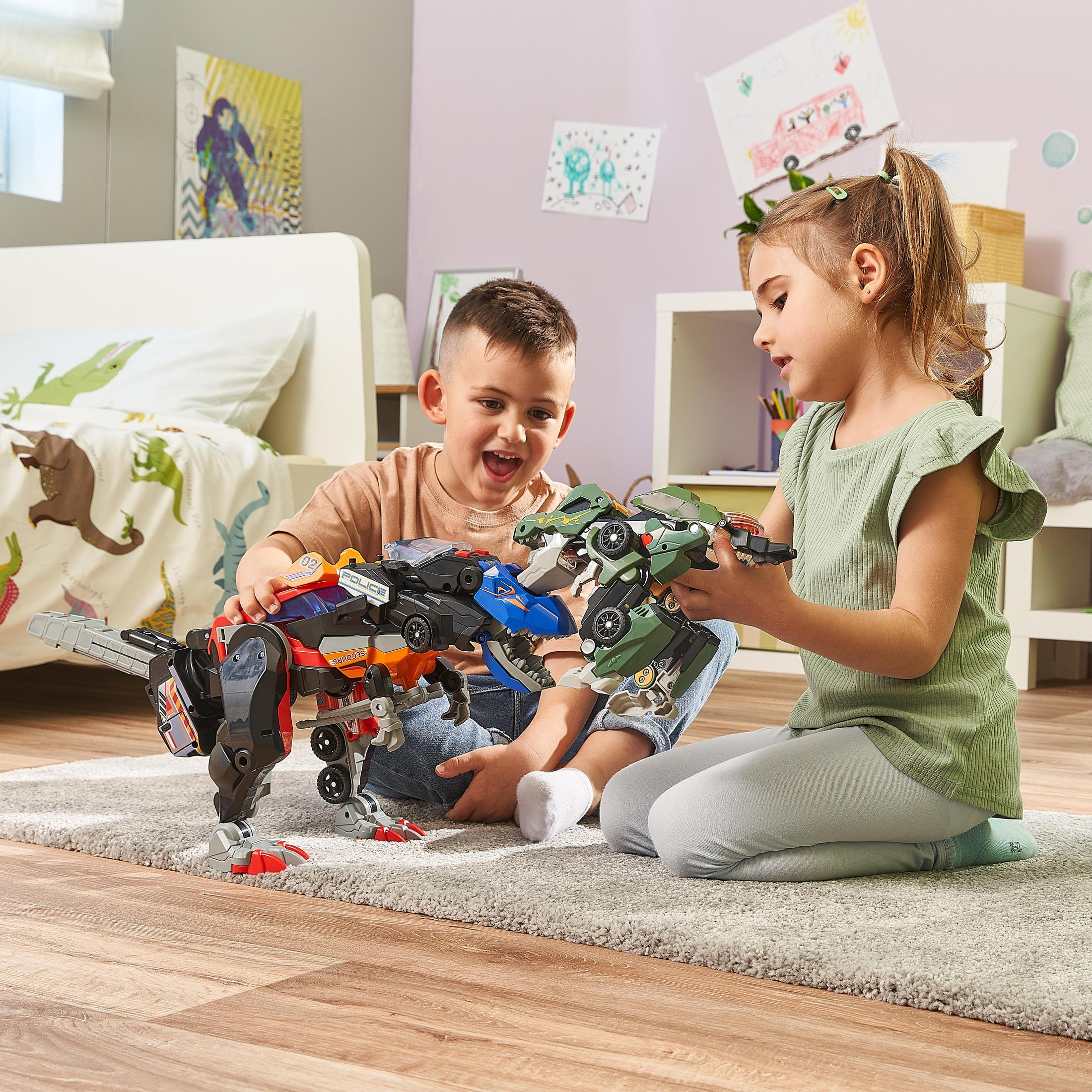 Zwei Kinder spielen mit sich verwandelnden Spielzeugfahrzeugen. Einer ist ein Dinosaurier, der sich in Fahrzeuge verwandelt.