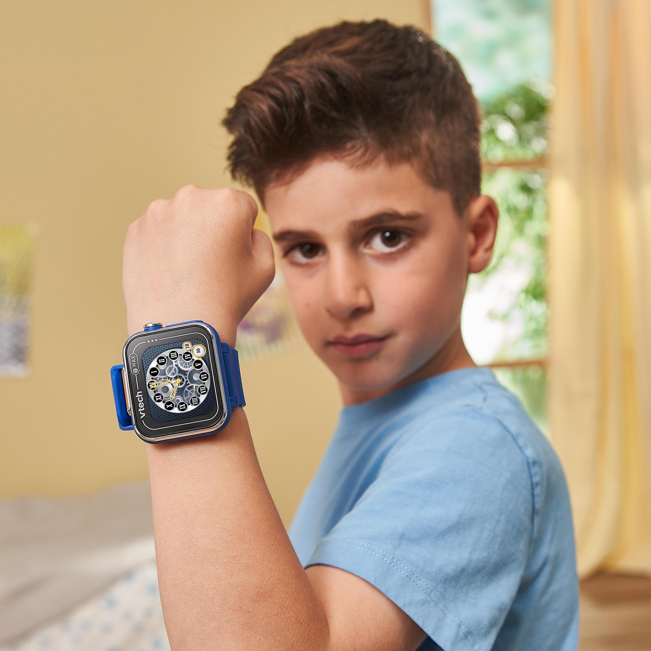 Un ragazzo con uno smartwatch VTech blu al braccio.