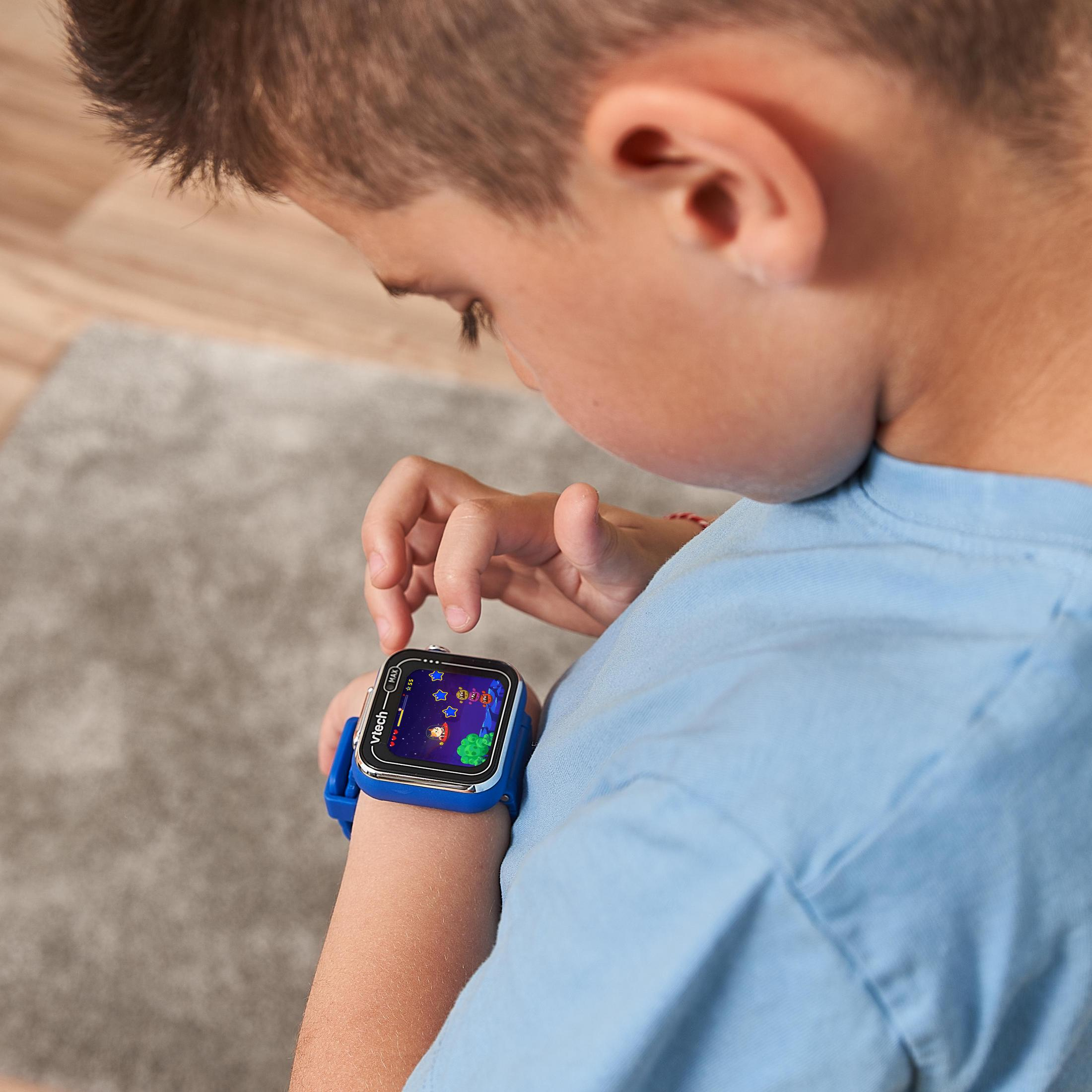 Un bambino gioca a un gioco su uno smartwatch VTech blu.