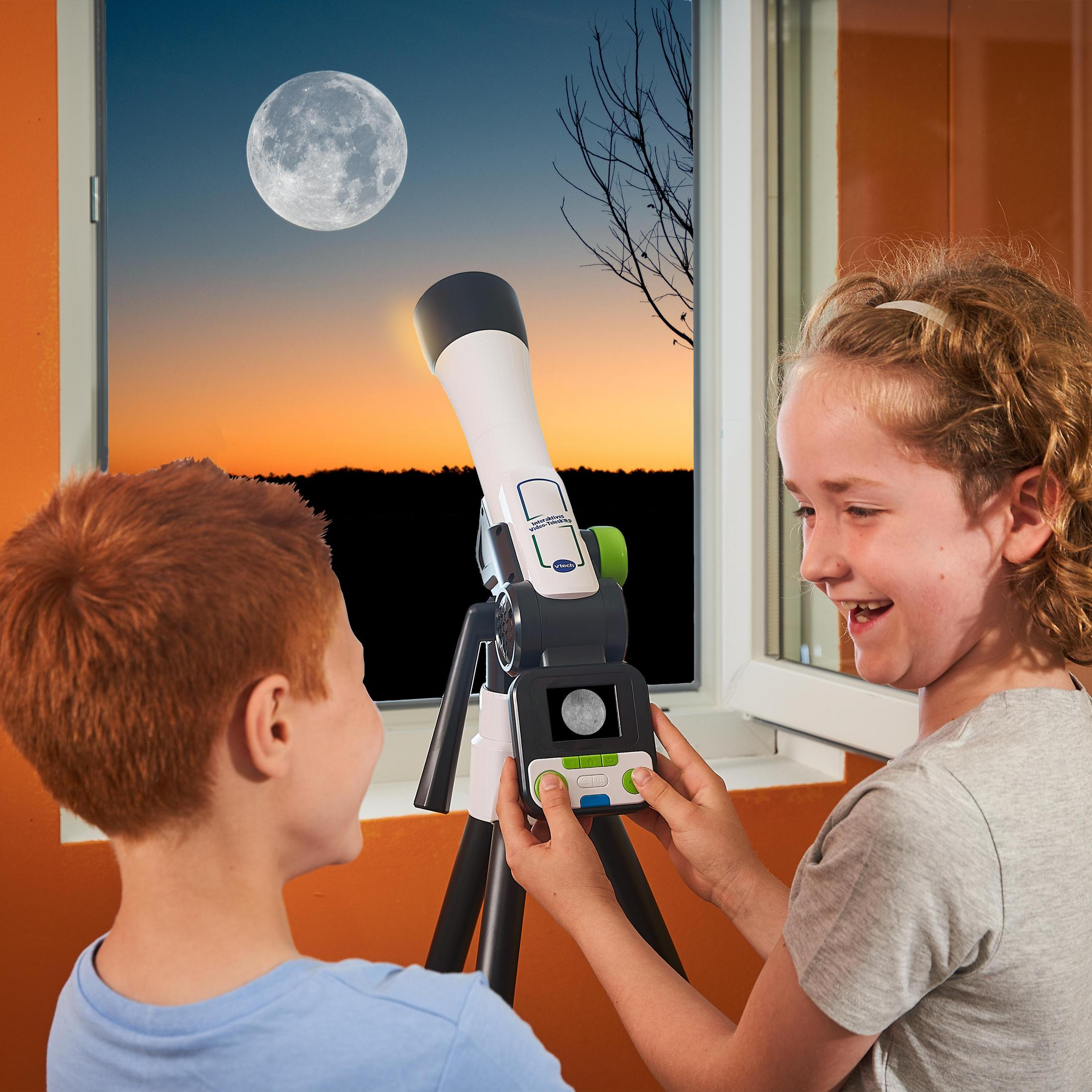 Due bambini che guardano un telescopio puntato verso la luna al tramonto.