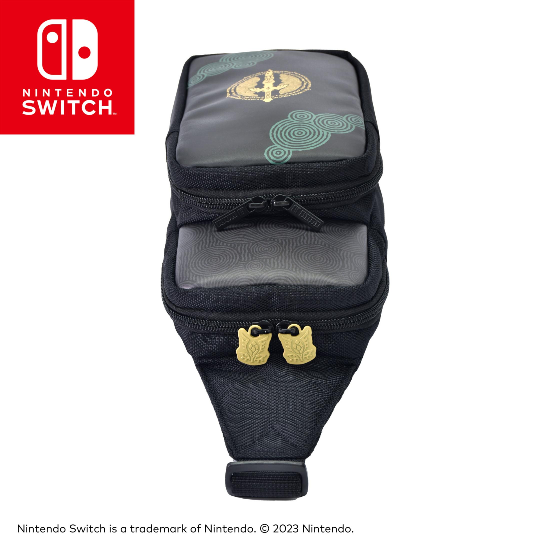 Bolso negro y gris de Nintendo Switch con logotipo, fondo blanco.