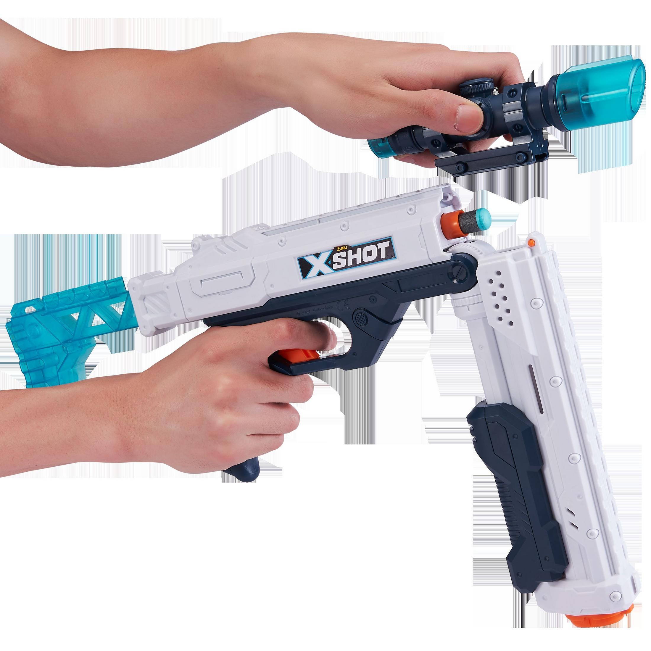 Eine Spielzeugpistole wird von Händen gehalten, mit einem blauen Zielfernrohr. Die Pistole ist weiß und schwarz mit orangefarbenen Details.