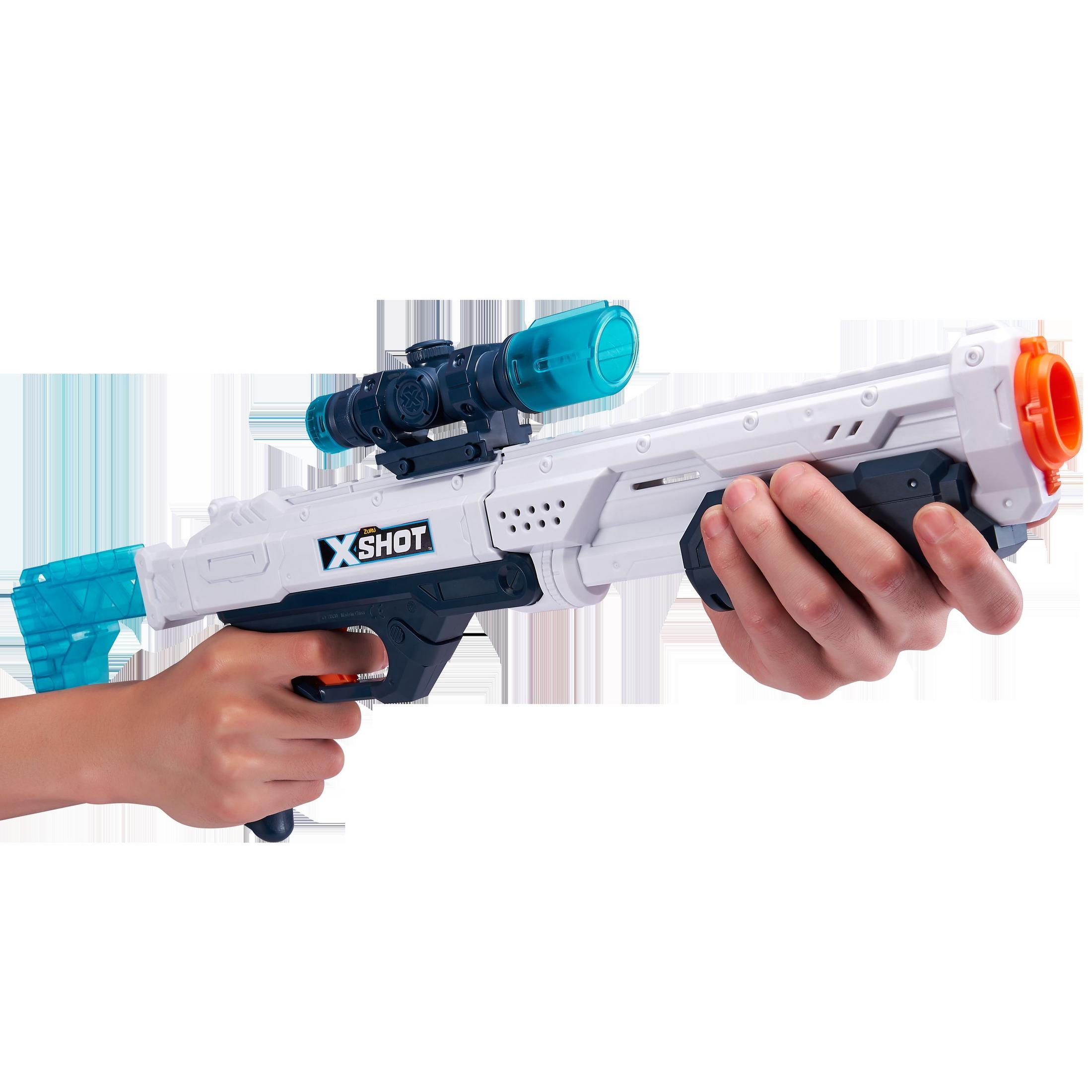 Eine weiße und blaue Spielzeugpistole mit Zielfernrohr wird von zwei Händen gehalten.