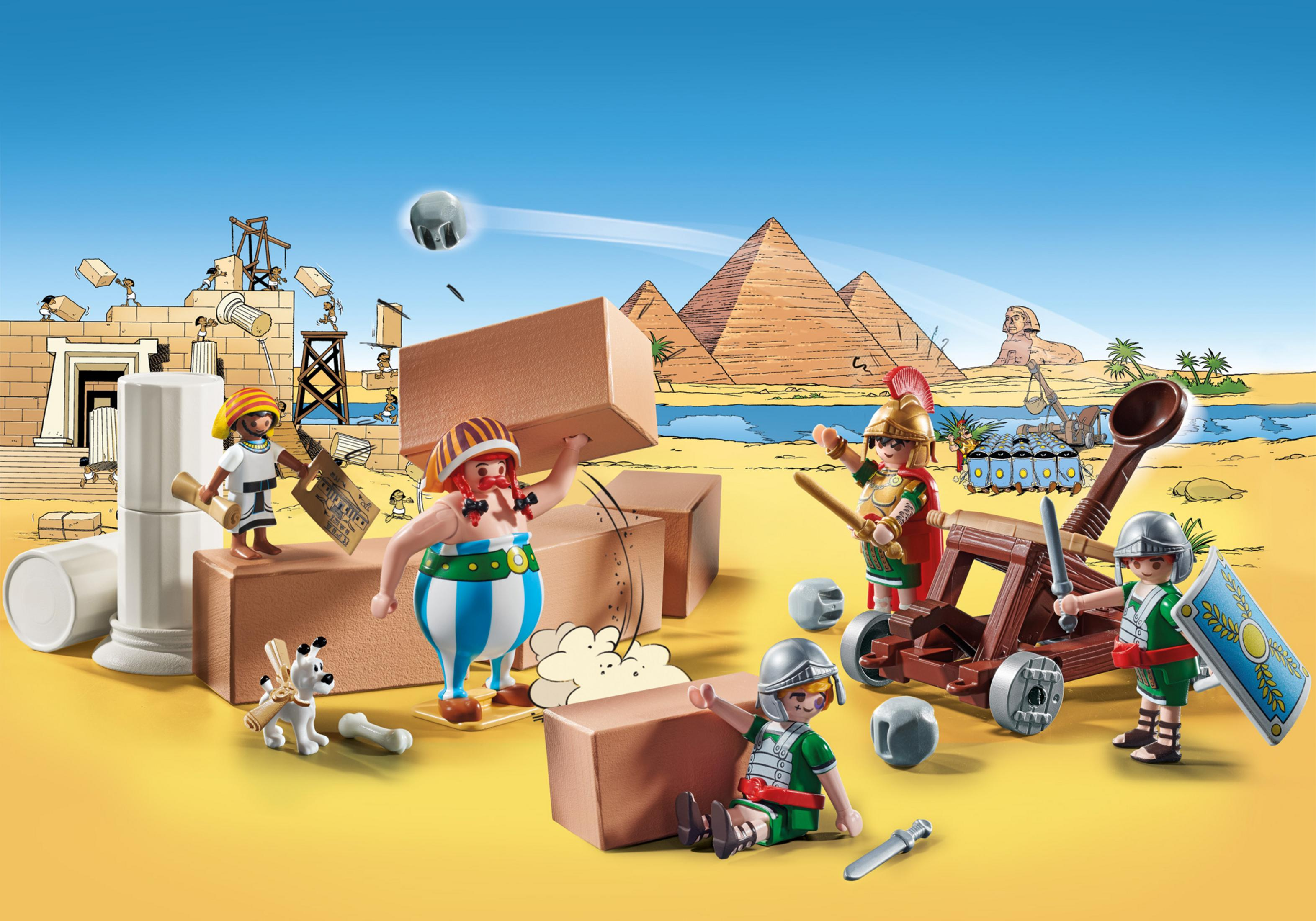 Set Playmobil con personaggi che costruiscono piramidi, con piramidi e sfinge sullo sfondo.