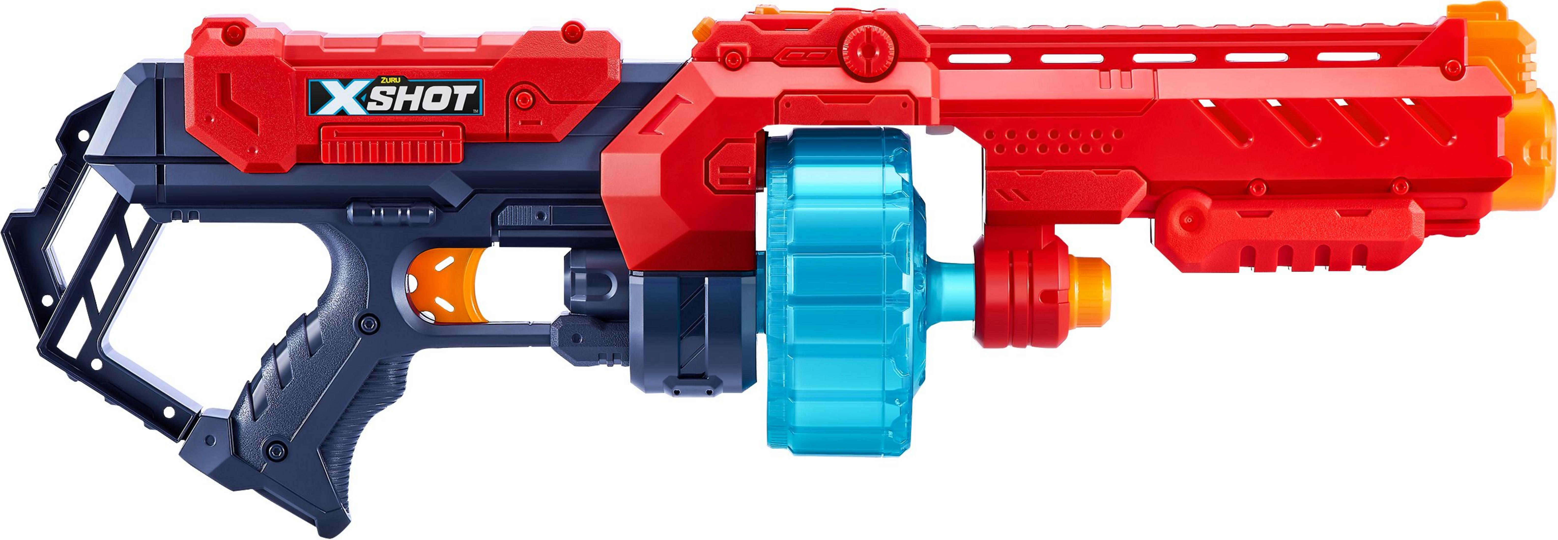 Eine rot-blaue Spielzeugpistole mit einer blauen Trommel. Sie ist vor weißem Hintergrund.