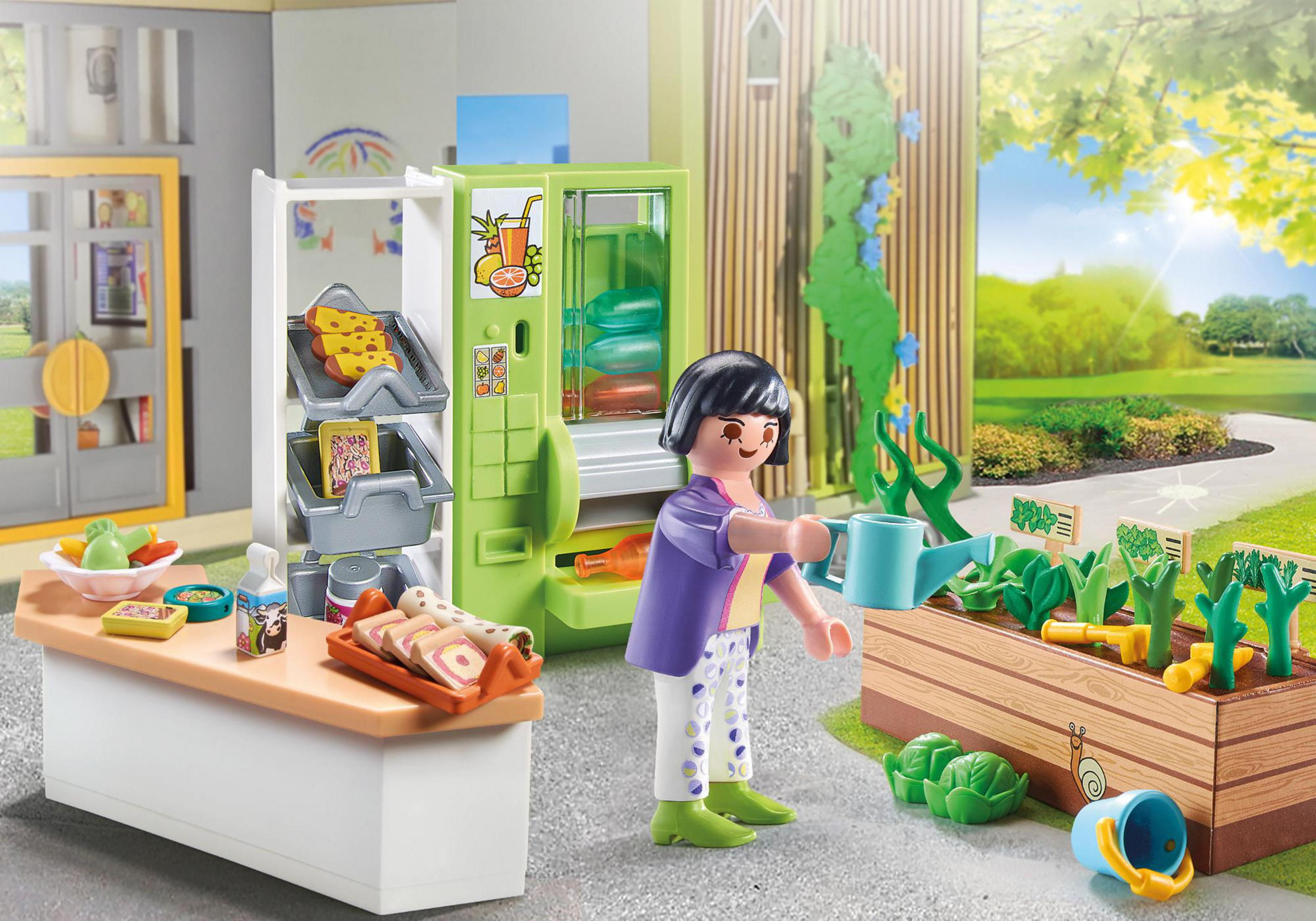 Playmobil-Szene: Mädchen, Verkaufsautomat, Essen und Beet. Grüner und weißer Hintergrund, drinnen.