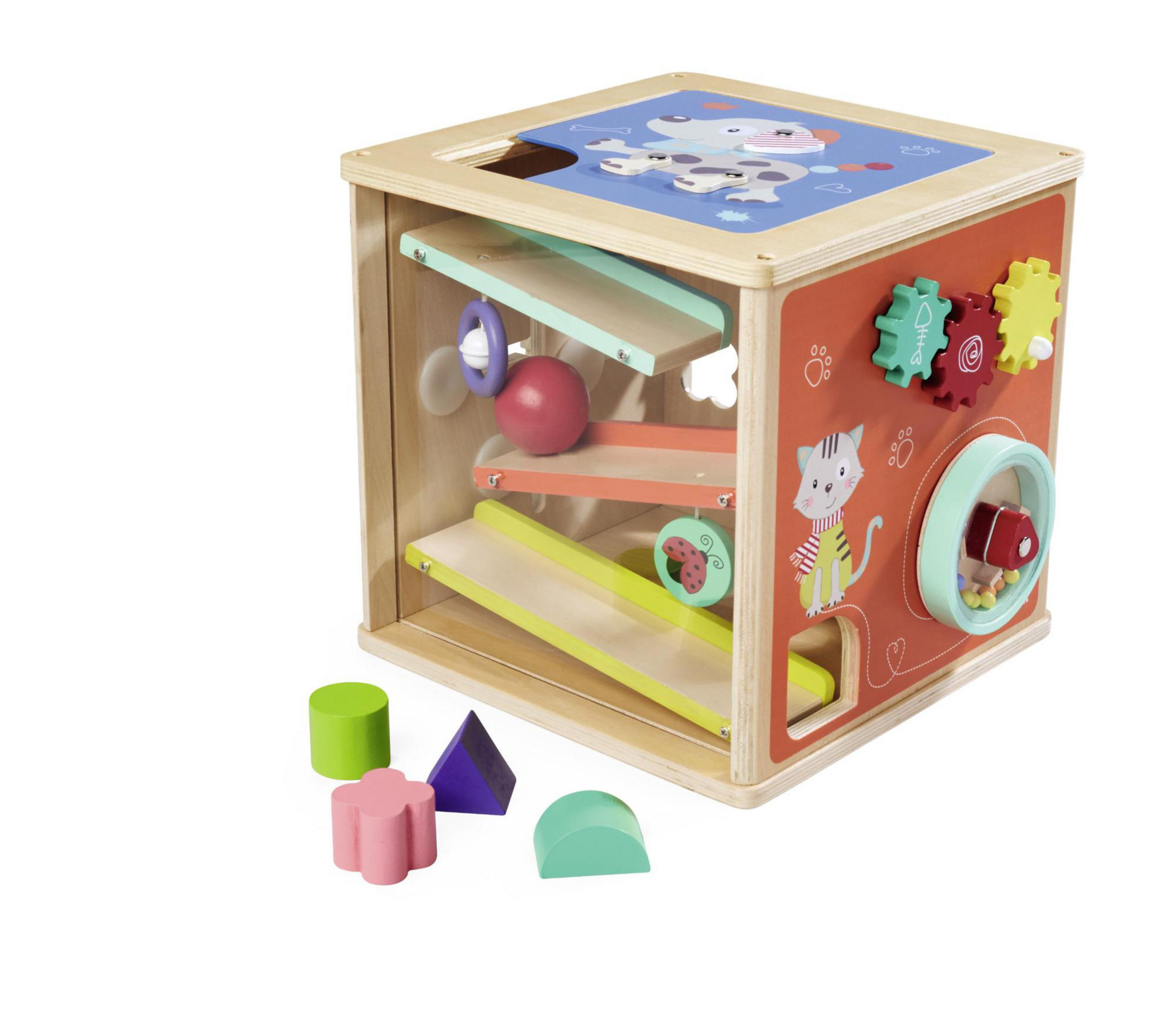 Juguete de cubo de madera con rampas, engranajes y una bola. Formas coloridas están enfrente.